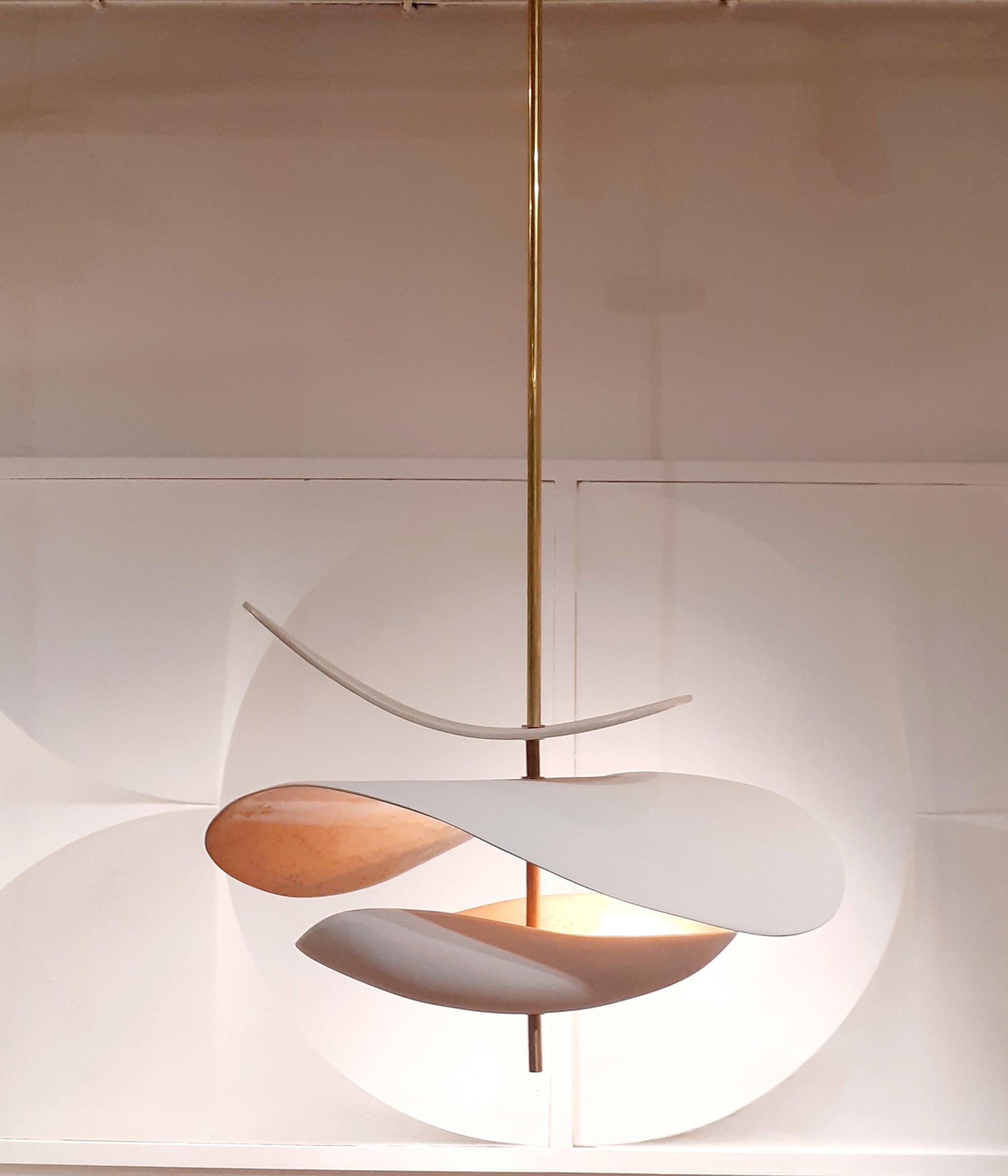 Sculptural ceramic suspension.
Poetic and organic design handmade by Elsa Foulon Studio in her Parisian workshop.
Enameled ceramic, brass structure.
Two heights available : 43,3 Inch or 53,15 Inch. Also, we can adjust the height to your