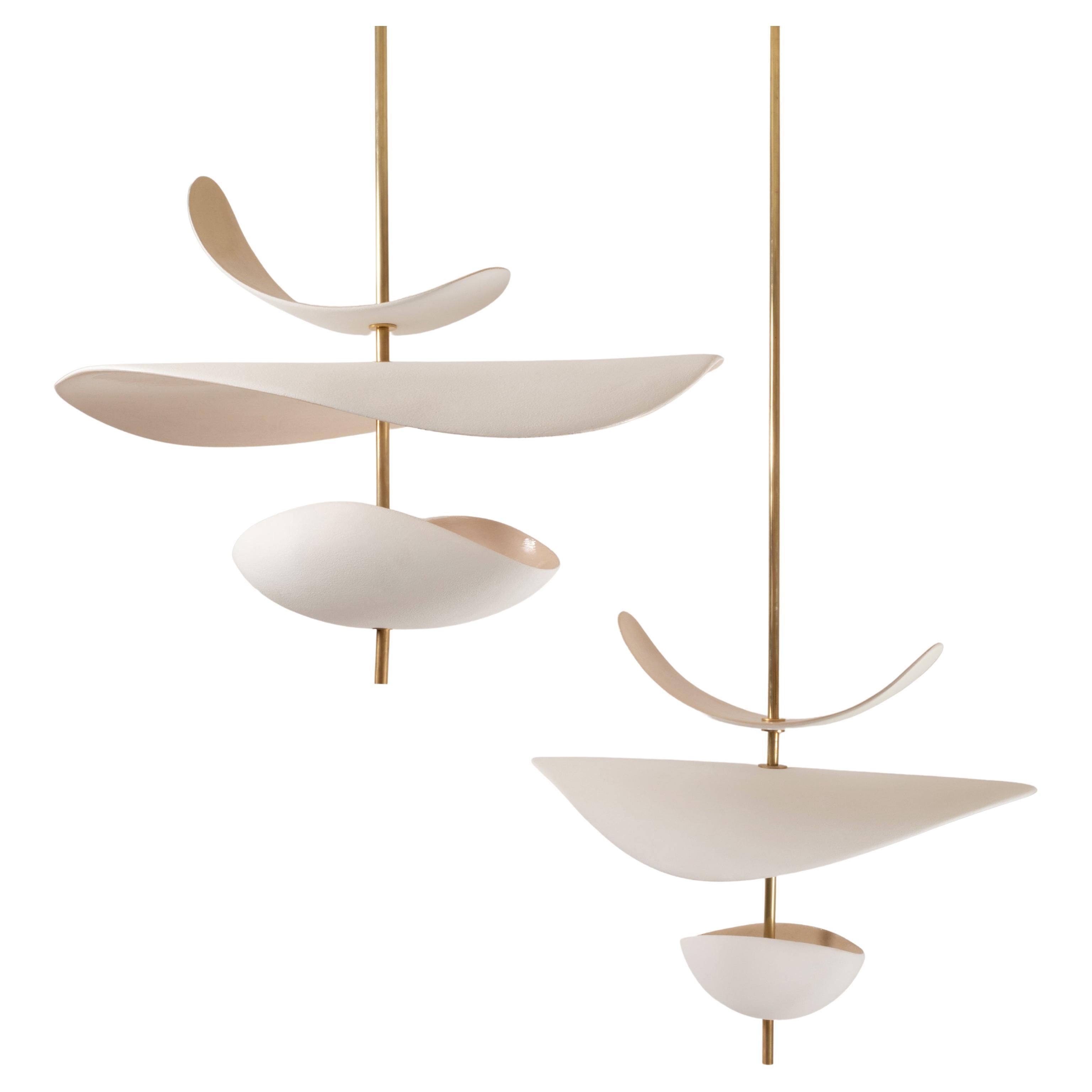 Sculptural ceramic suspension.
Poetic and organic design handmade by Elsa Foulon Studio in her Parisian workshop.
Enameled ceramic, brass structure.
The size of the ceramic part can be customized ( max lenght : 29.5 Inch - additional cost )
Standard
