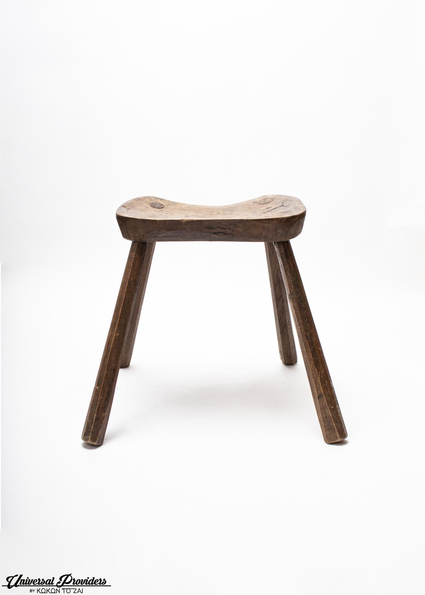 French handmade three legged farm stool, circa 1920. With beautiful patina in very good condition.
 