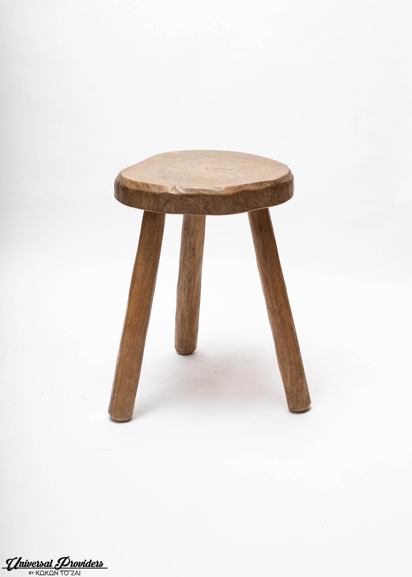French handmade three-legged farm stool, circa 1960. With beautiful patina in very good condition.
  