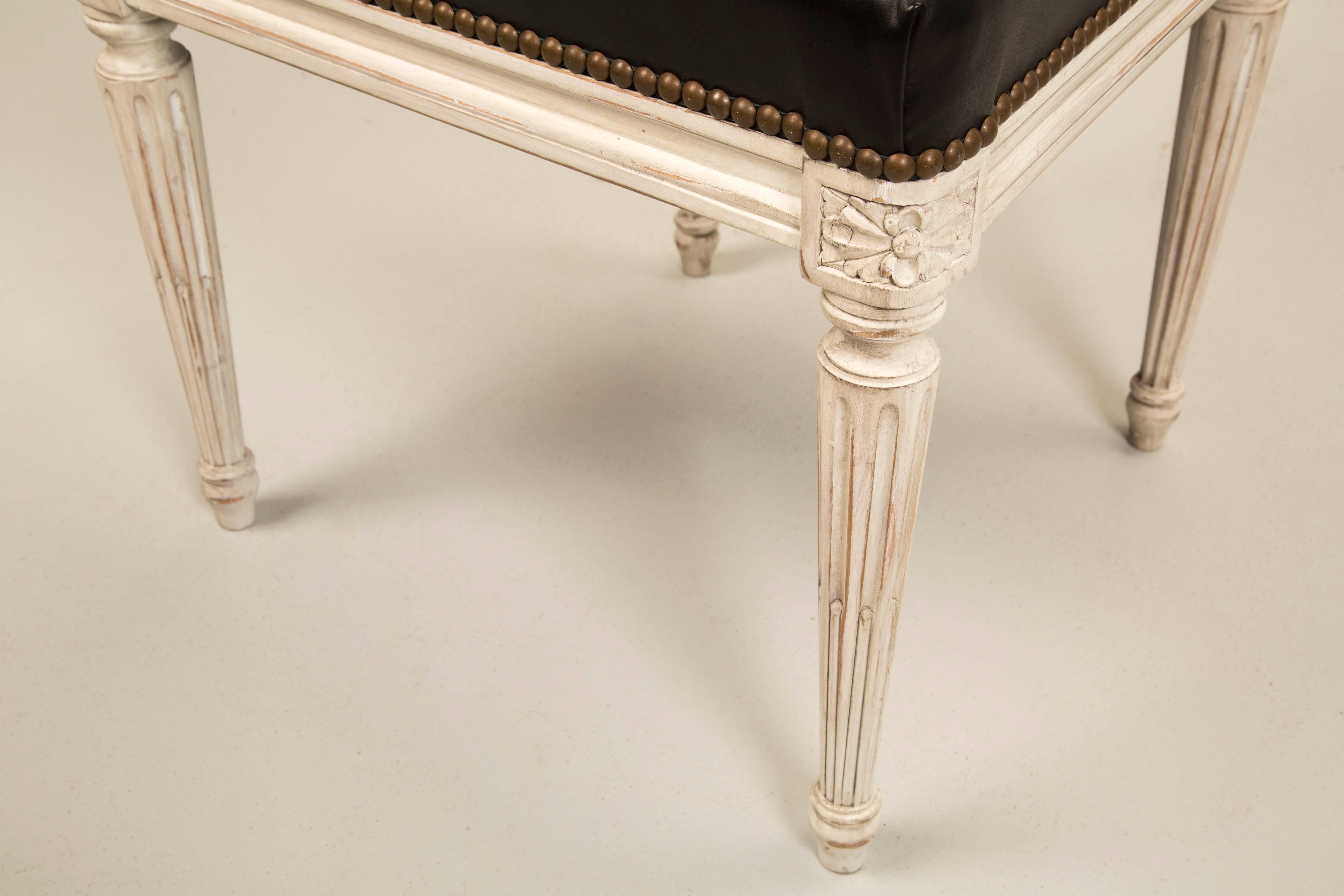 Französische handgefertigte Sessel im Louis-XVI-Stil aus schwarzem Leder Beistellstühlen verfügbar im Angebot 6