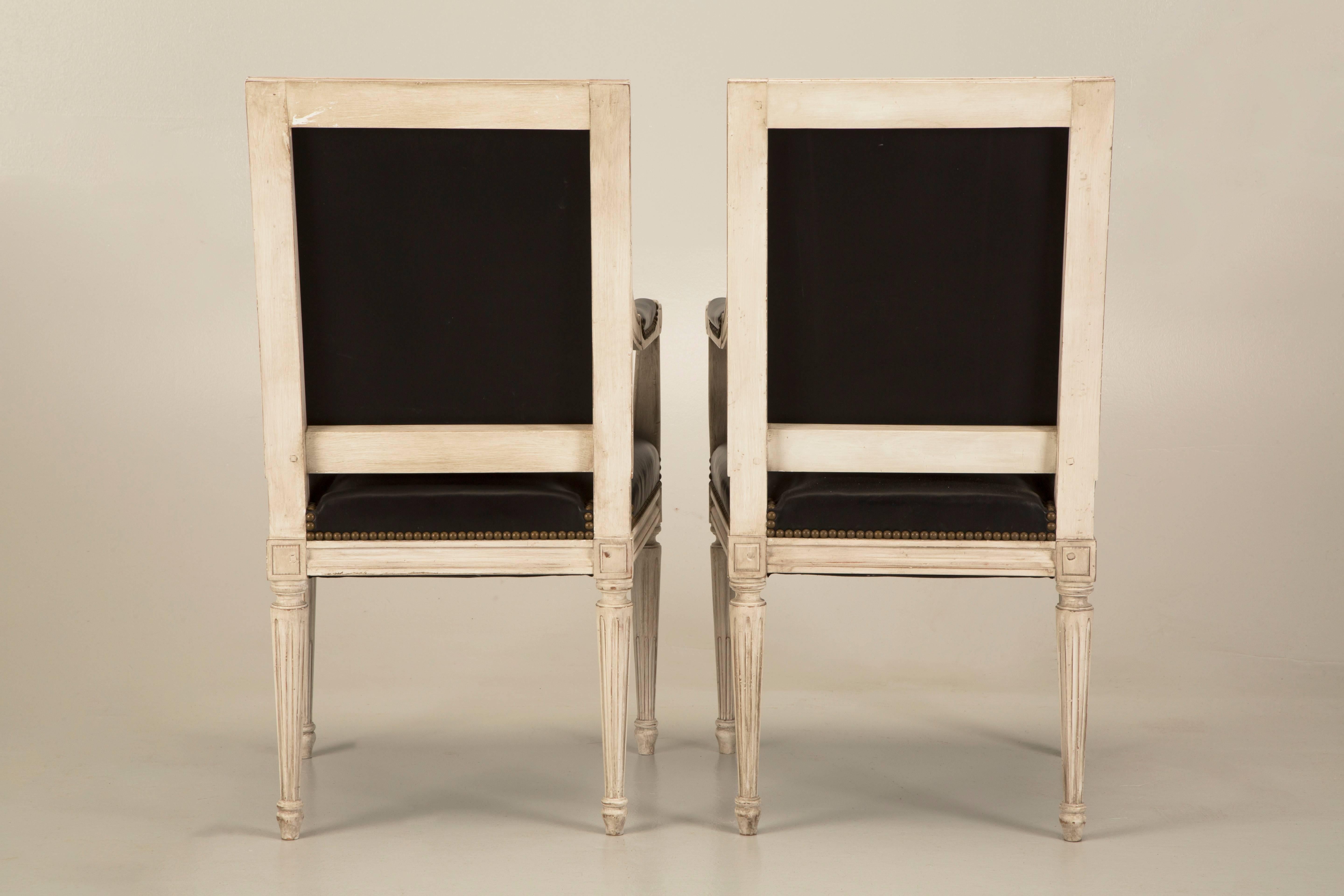Aus der Old Plank Collection stammt ein Esszimmerstuhl im Louis XVI-Stil, der in Frankreich von einem älteren Herrn hergestellt wurde, der sein ganzes Leben lang französische Esszimmerstühle gefertigt hat. Unsere französischen Stühle im
