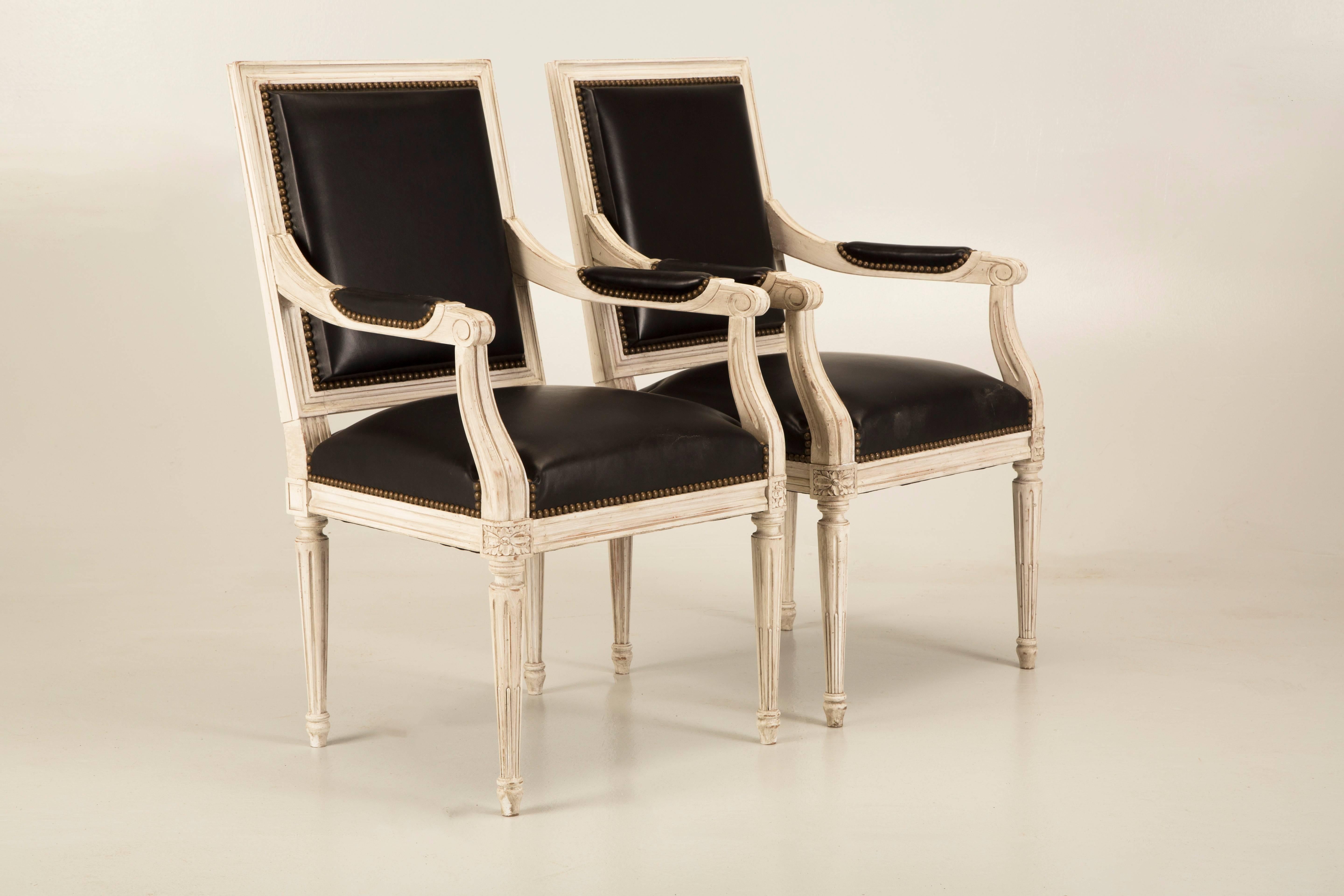Französische handgefertigte Sessel im Louis-XVI-Stil aus schwarzem Leder Beistellstühlen verfügbar (Louis XVI.) im Angebot