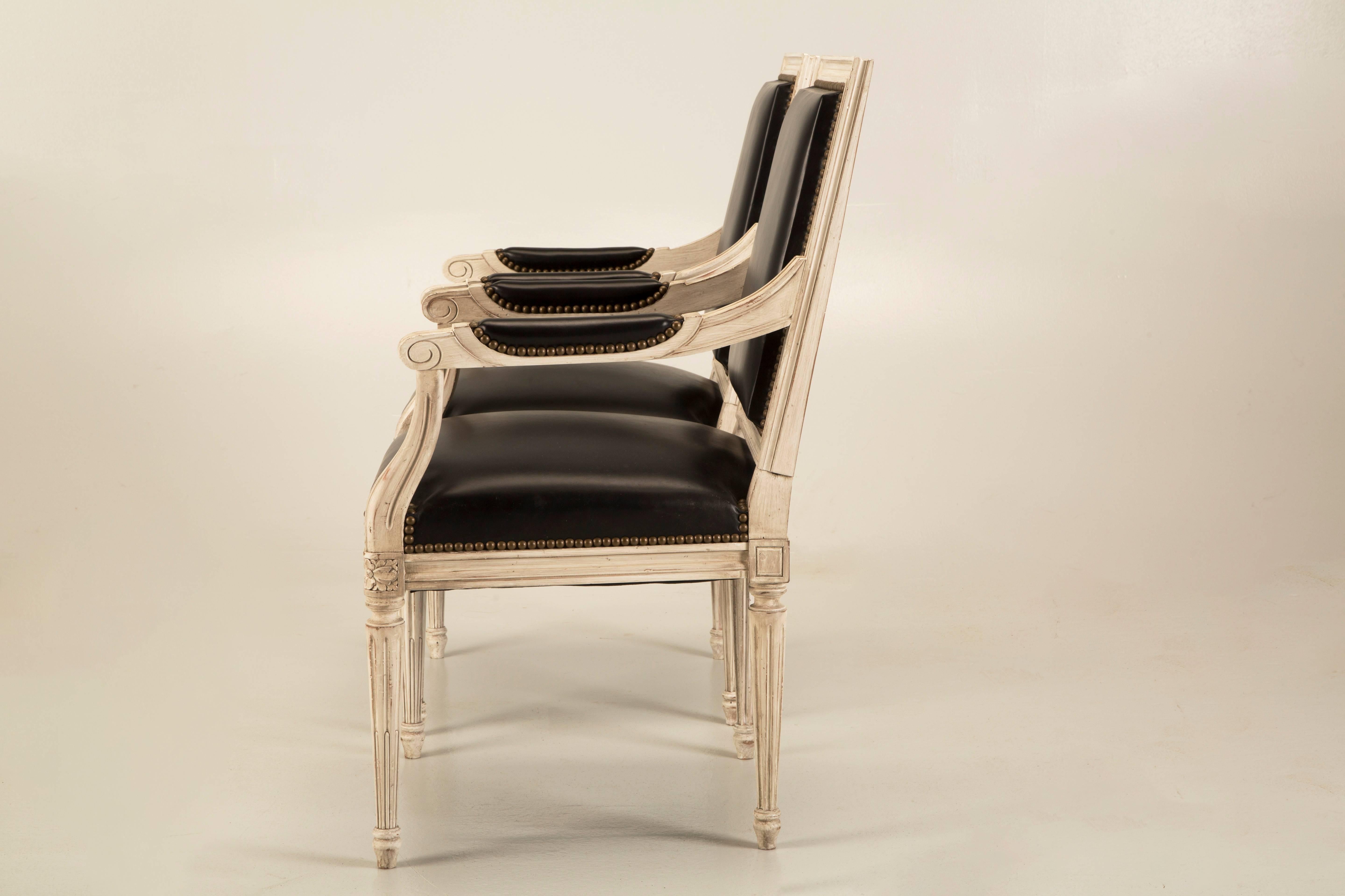 Französische handgefertigte Sessel im Louis-XVI-Stil aus schwarzem Leder Beistellstühlen verfügbar (Handgeschnitzt) im Angebot