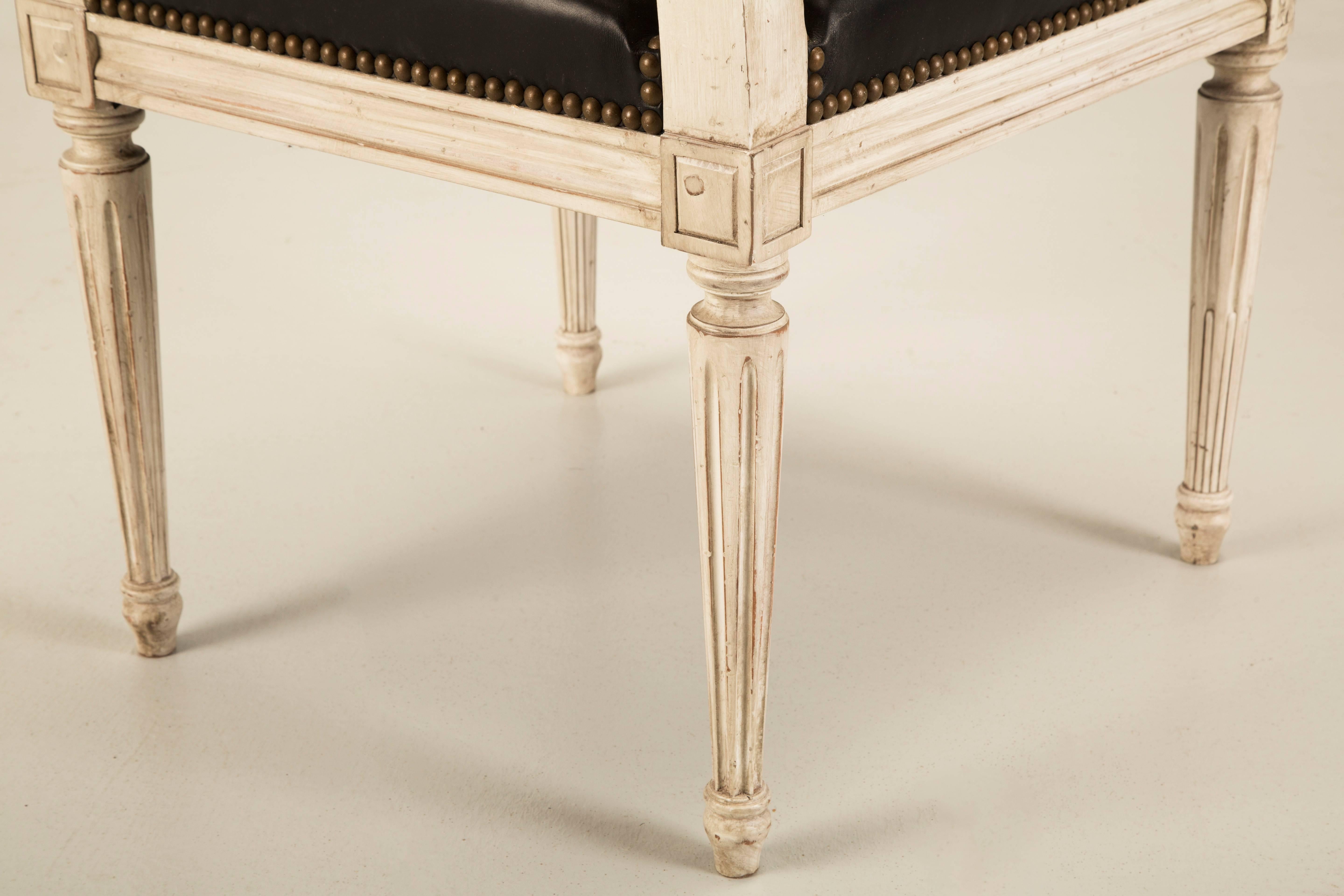 Französische handgefertigte Sessel im Louis-XVI-Stil aus schwarzem Leder Beistellstühlen verfügbar im Angebot 1