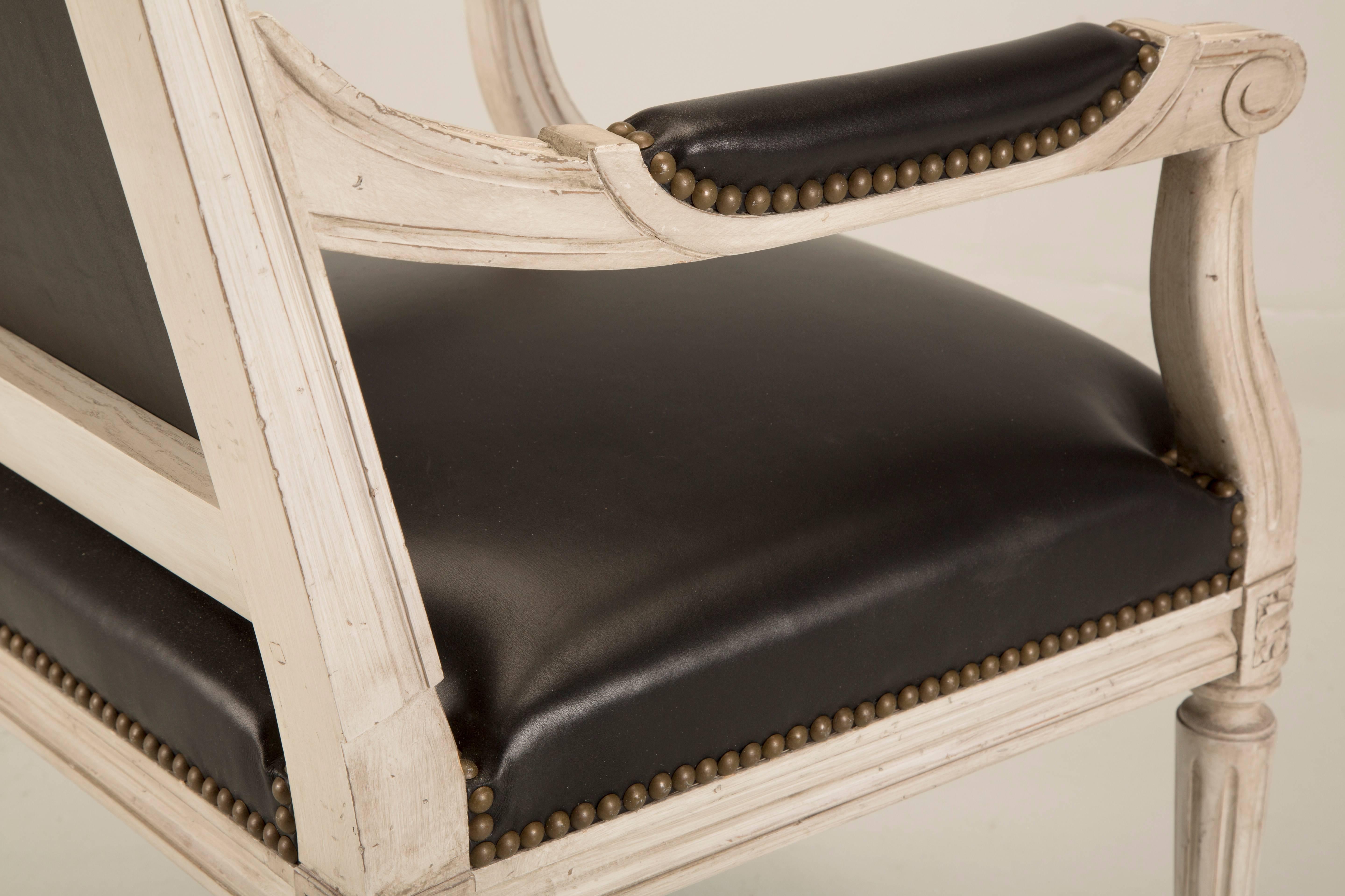 Französische handgefertigte Sessel im Louis-XVI-Stil aus schwarzem Leder Beistellstühlen verfügbar im Angebot 2