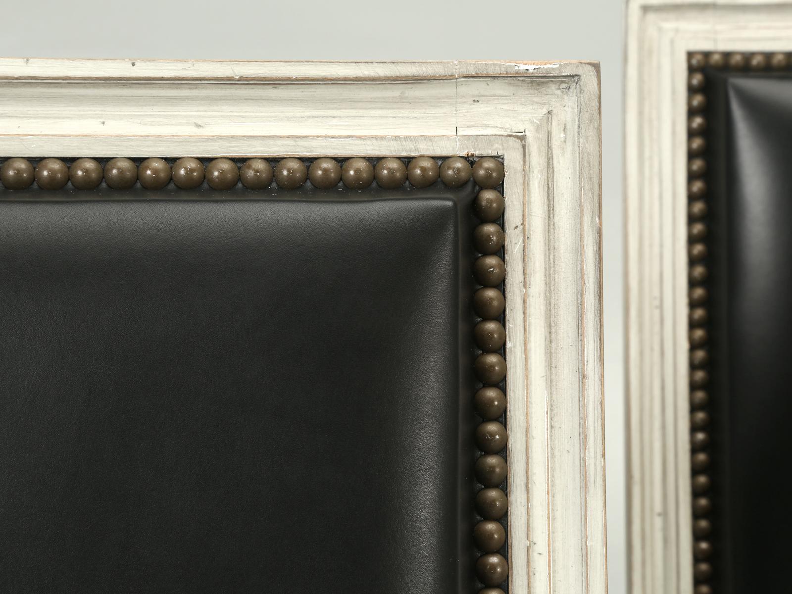 Französische handgefertigte Stühle im Louis-XVI.-Stil, gealterte weiße/graue Lackierung und schwarzes Leder (Louis XVI.) im Angebot