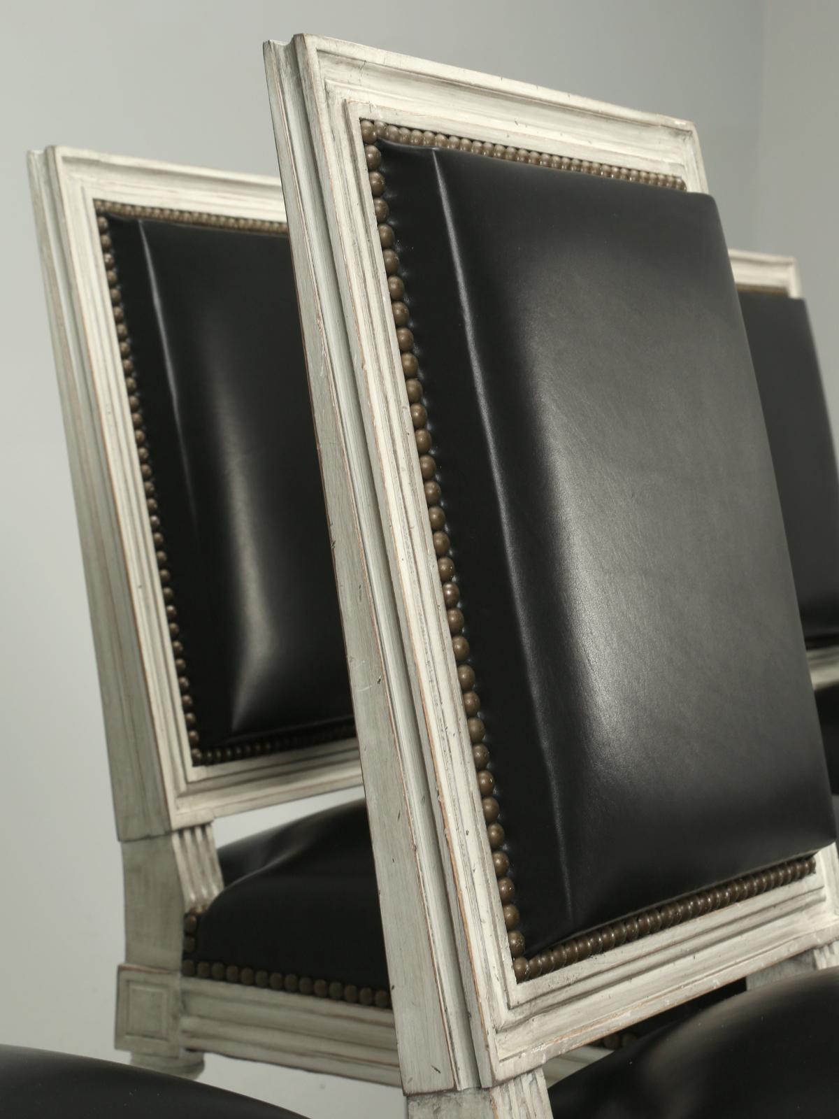 Französische handgefertigte Stühle im Louis-XVI.-Stil, gealterte weiße/graue Lackierung und schwarzes Leder (Handgeschnitzt) im Angebot