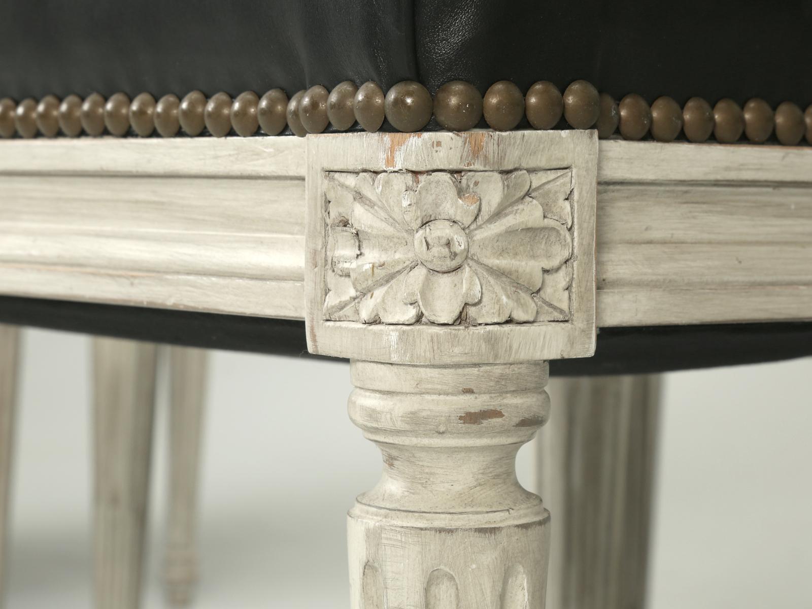 Französische handgefertigte Stühle im Louis-XVI.-Stil, gealterte weiße/graue Lackierung und schwarzes Leder (21. Jahrhundert und zeitgenössisch) im Angebot