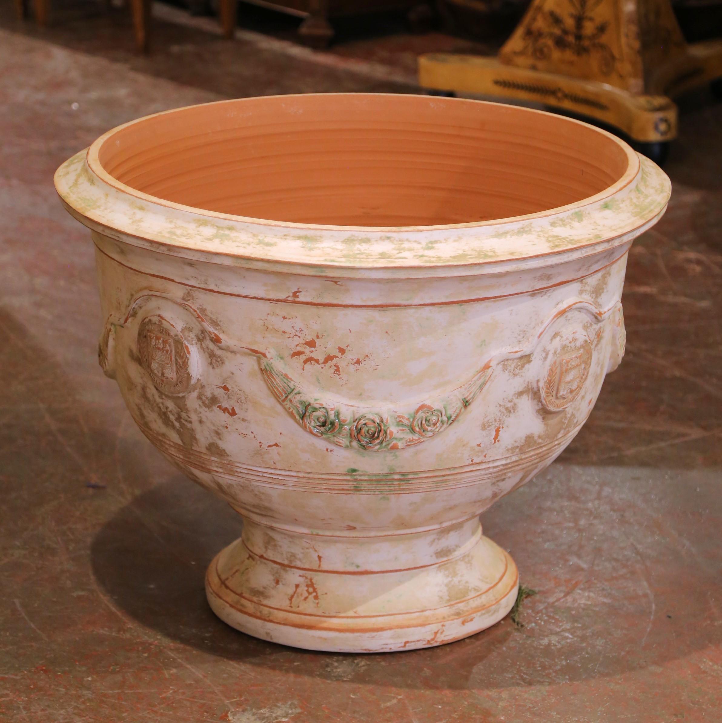 Eleva tu jardín o interior con este elegante macetero artesanal en forma de cuenco estilo Anduze de La Madeleine. Fabricada en el sur de Francia, la maceta presenta la icónica silueta de borde ancho, arraigada en la tradición provenzal del siglo