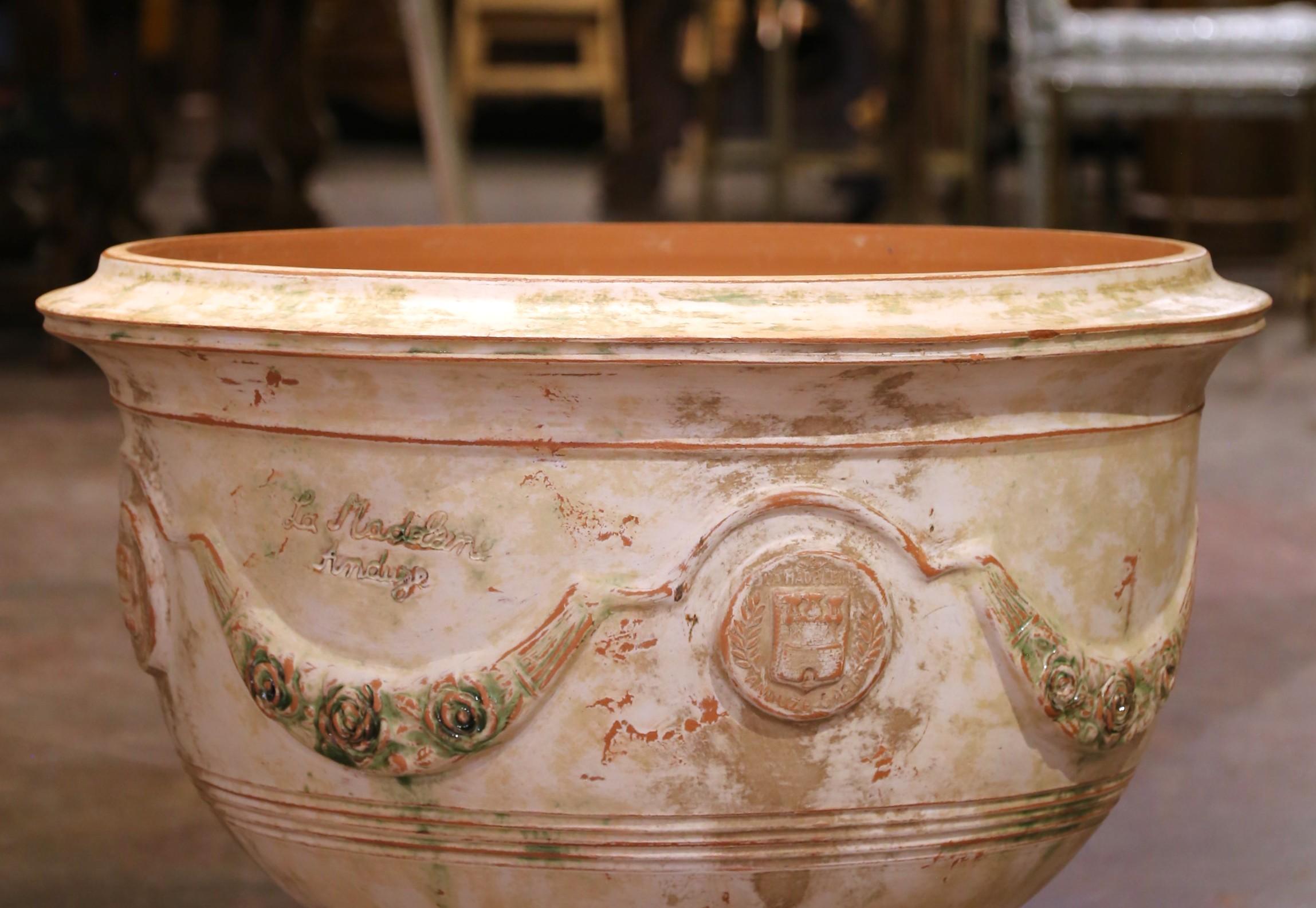 Jardinera Urna Tazón Anduze de Terracota hecha a mano en Francia por La Madeleine Neoclásico en venta