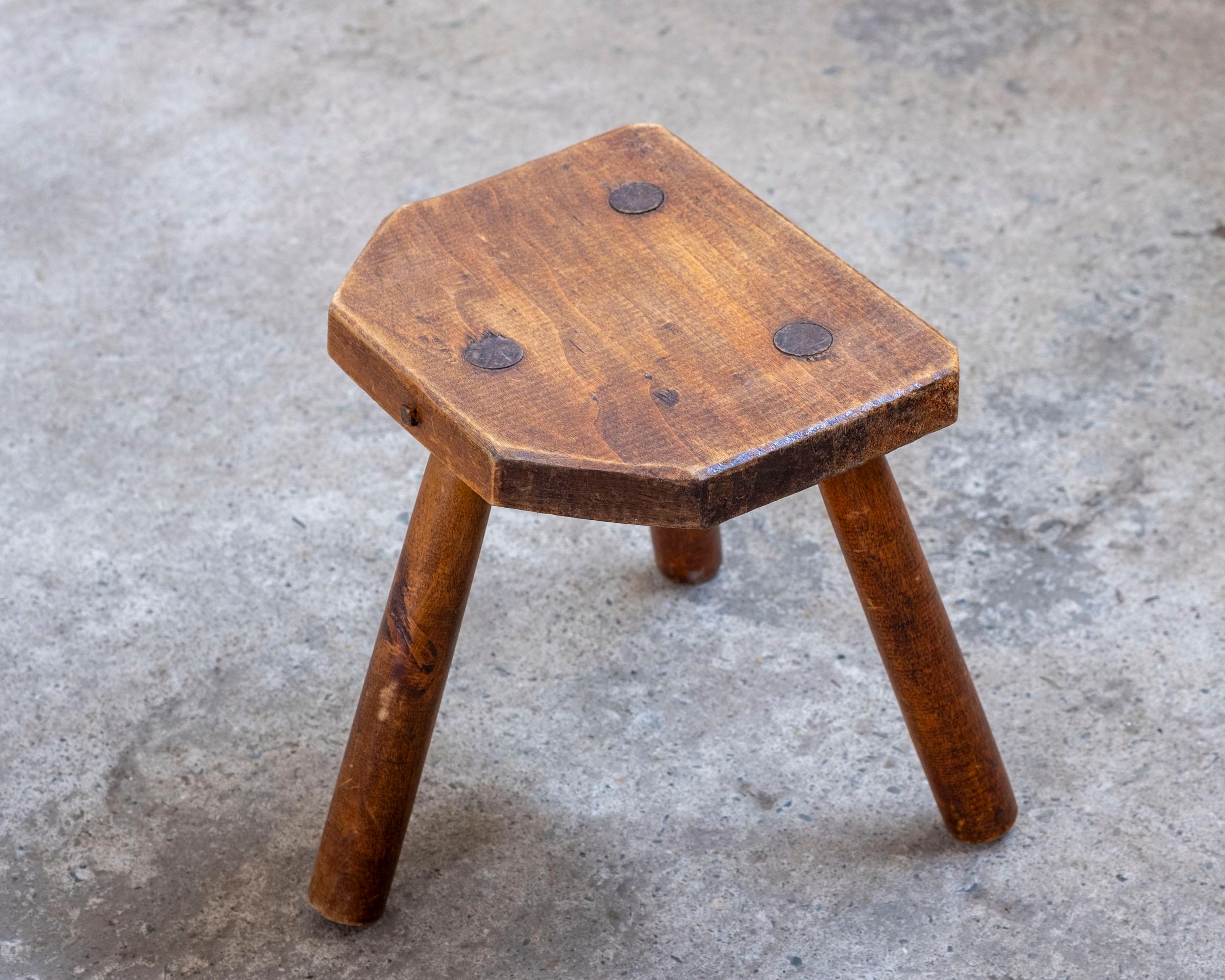 French handmade tripod stool or small side table In Fair Condition For Sale In Balen, BE