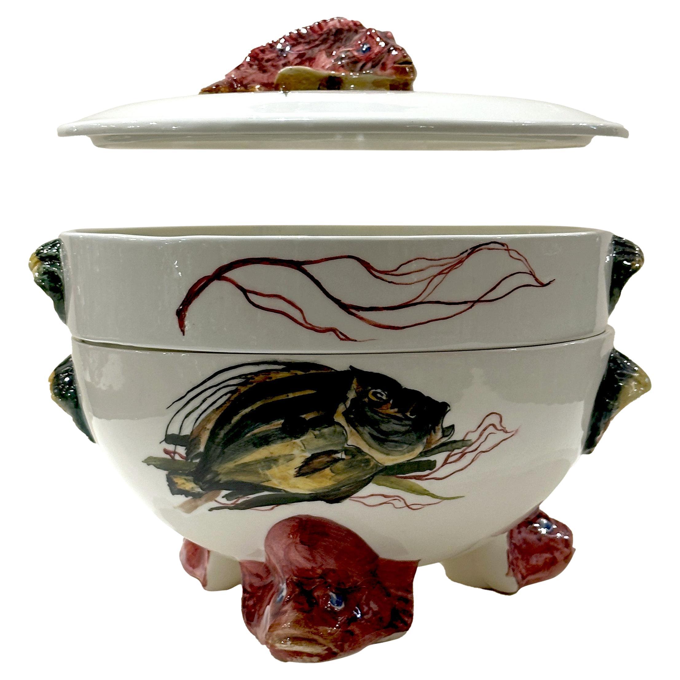Superbe service à bouillabaisse en faïence de Proceram, Aubagne, composé de quinze pièces, vers 1960 et peint à la main. Cet ensemble raffiné illustre l'excellence du savoir-faire d'Aubagne et l'héritage de la manufacture Proceram, fondée en 1908