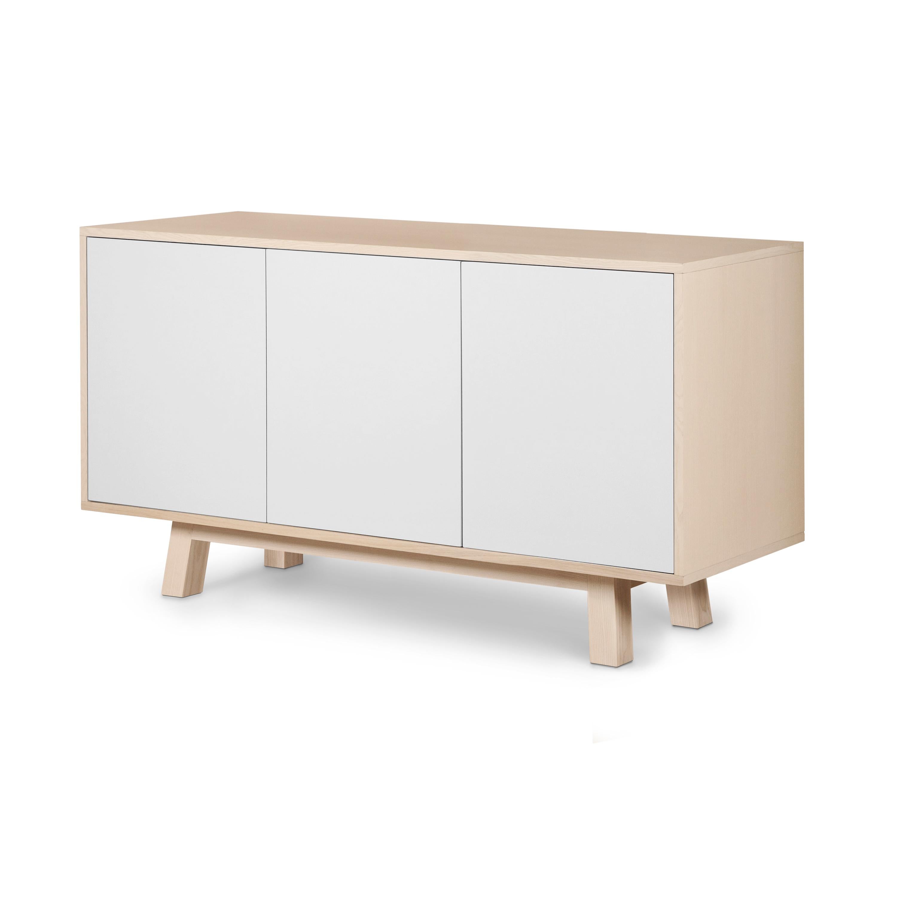 Questa credenza a 3 ante è realizzata al 100% in Francia in rovere, rovere impiallacciato e con ante laccate in pannelli MDF. 

Le 3 porte si aprono con una pressione 