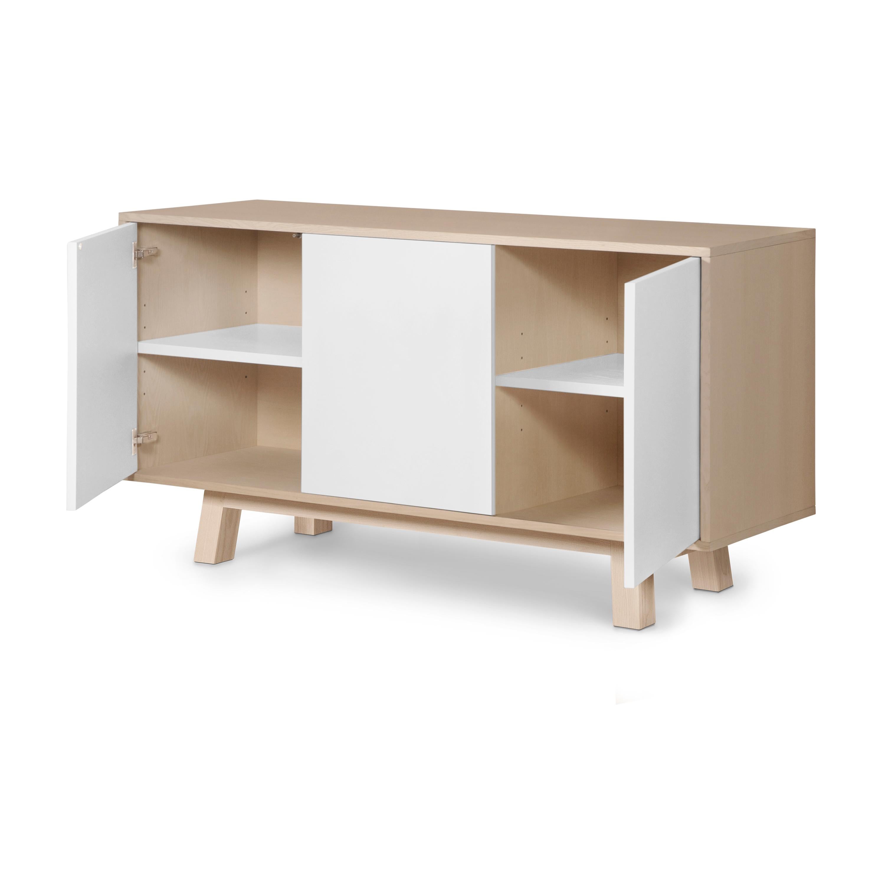 Scandinavo moderno Credenza artigianale francese di design a 3 ante bianca di Eric Gizard Paris in vendita