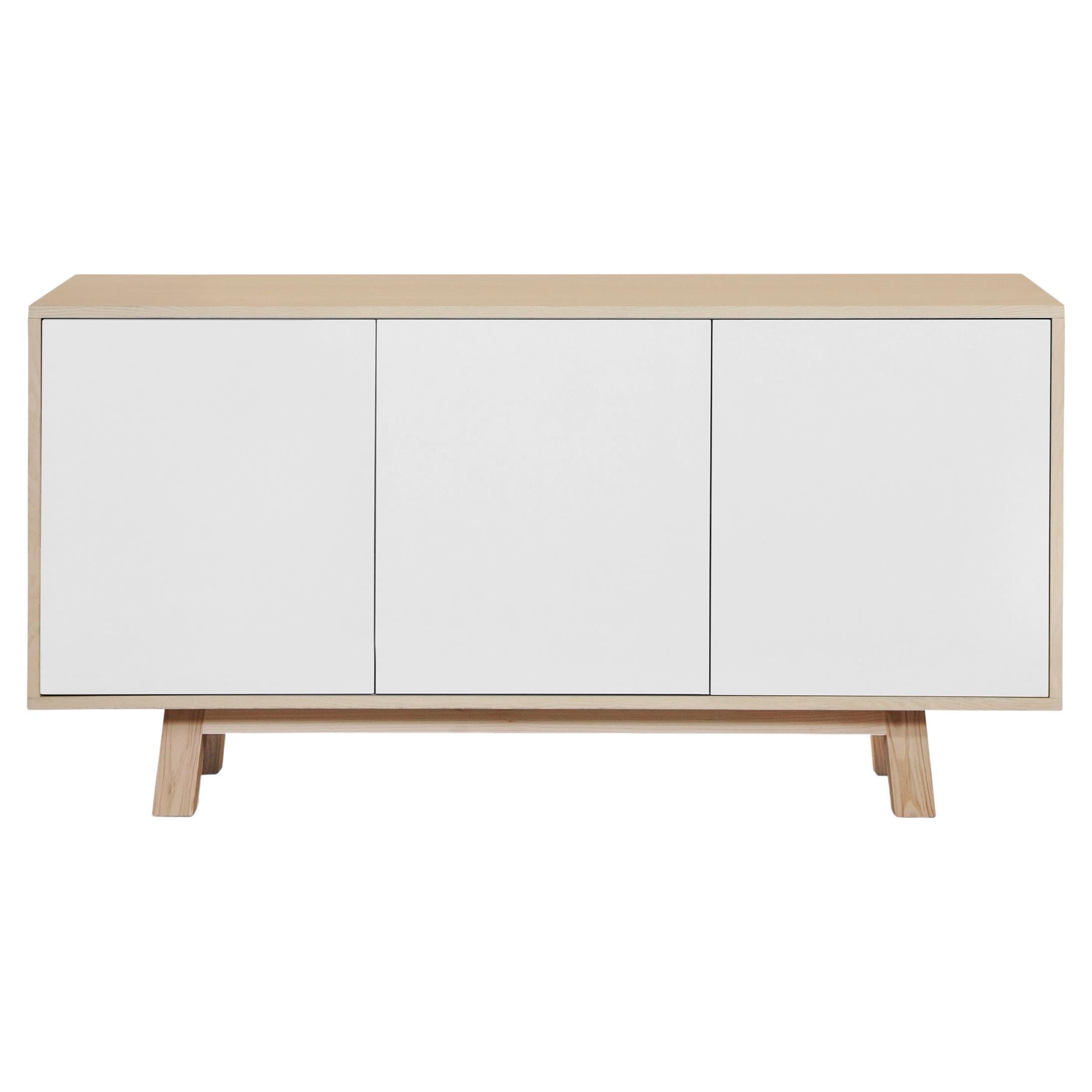 Aparador blanco de 3 puertas de diseño artesanal francés de Eric Gizard Paris