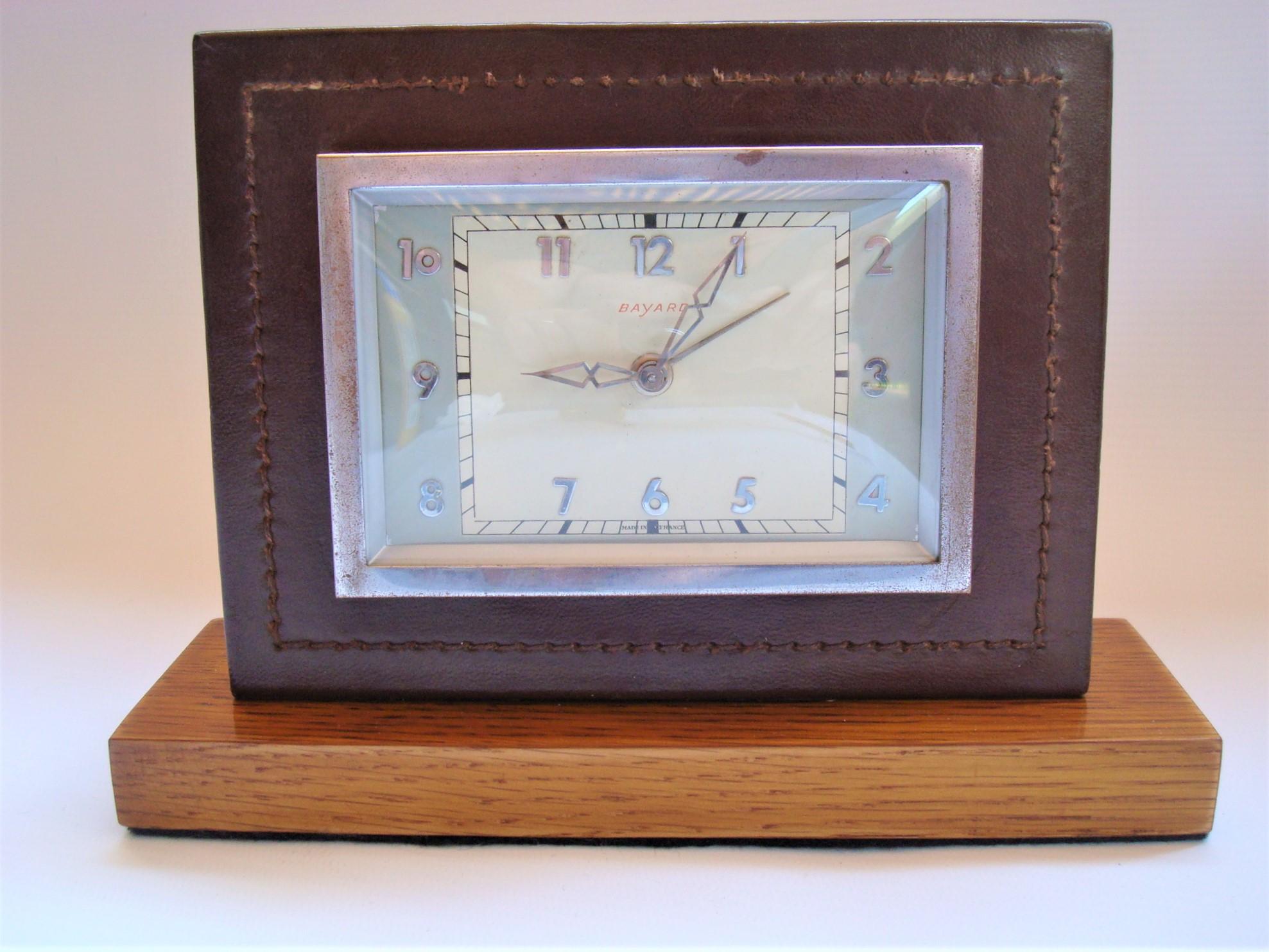 Mid-Century Modern Horloge de bureau en cuir brun cousu main par Bayard, années 1950 en vente
