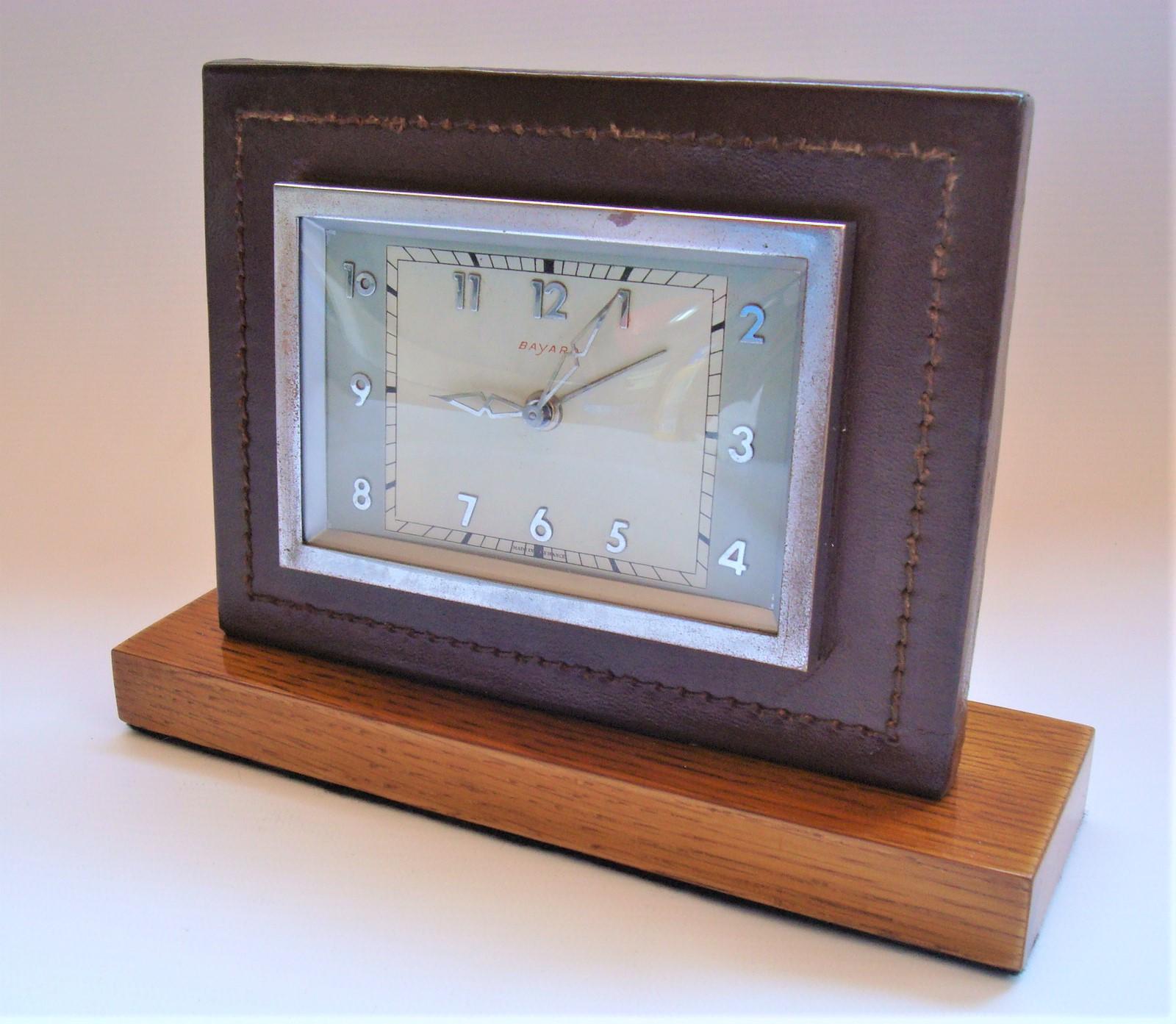 Français Horloge de bureau en cuir brun cousu main par Bayard, années 1950 en vente