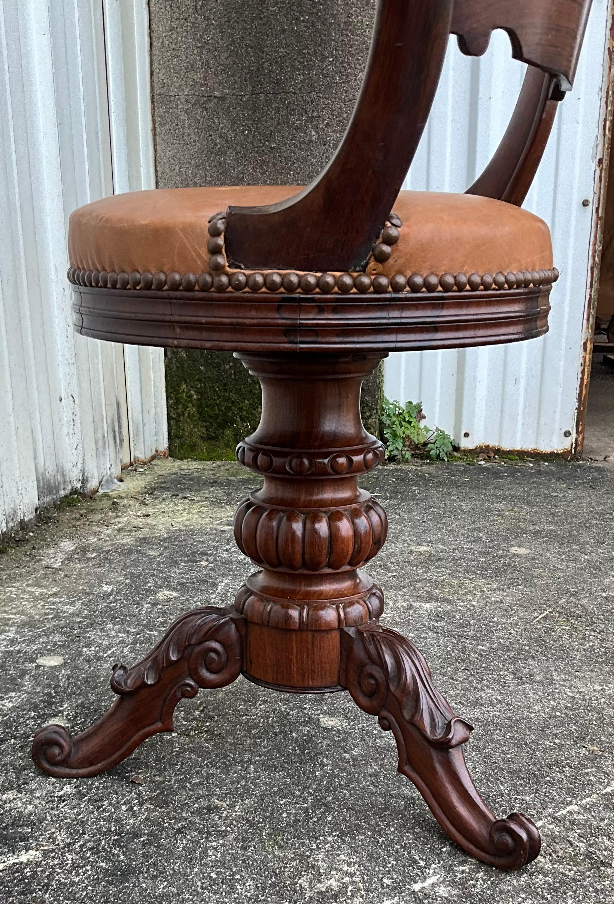 Chaise de harpiste en noyer, milieu du 19e siècle en vente 3