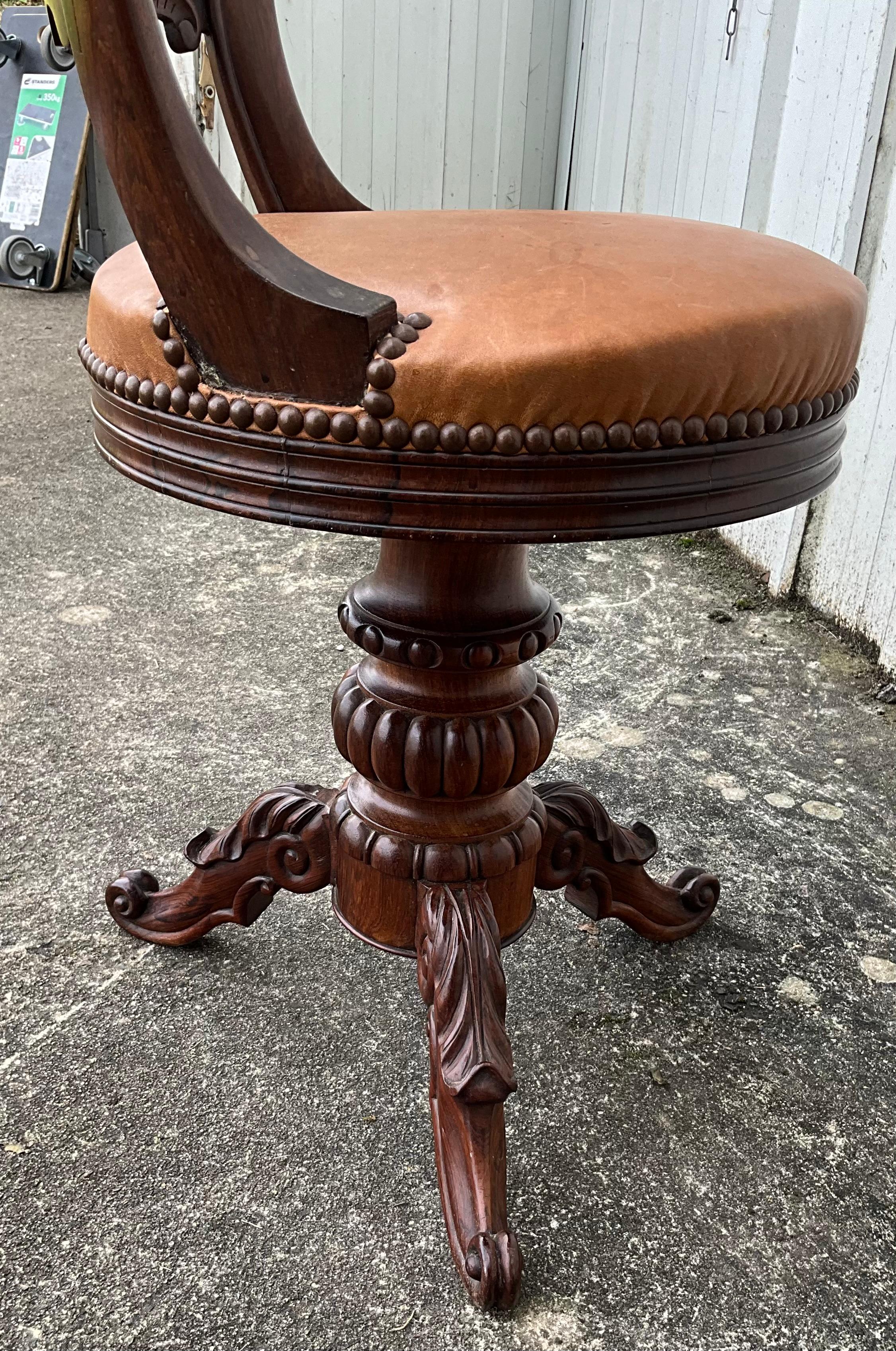 Chaise de harpiste en noyer, milieu du 19e siècle en vente 4