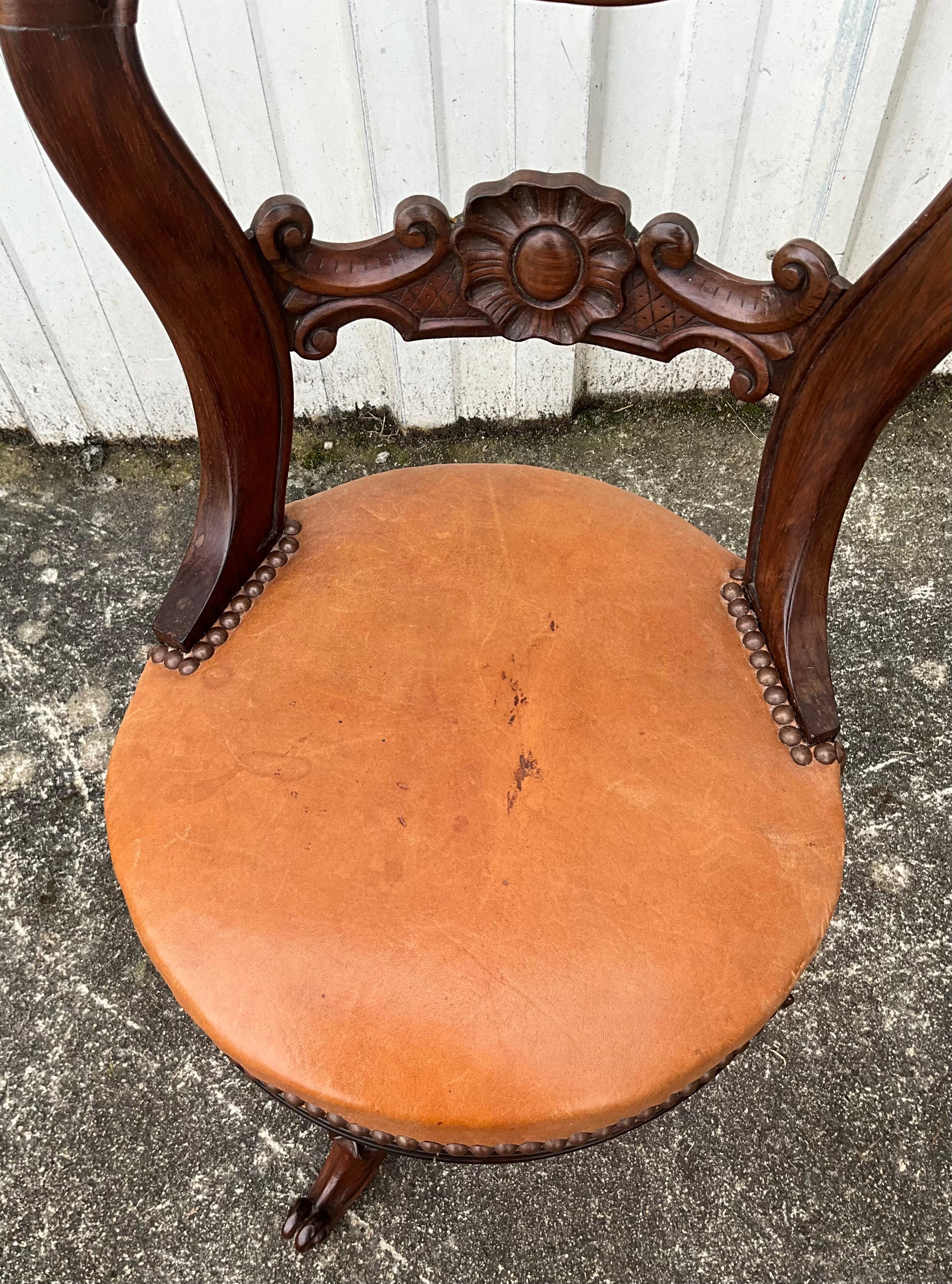Chaise de harpiste en noyer, milieu du 19e siècle en vente 5