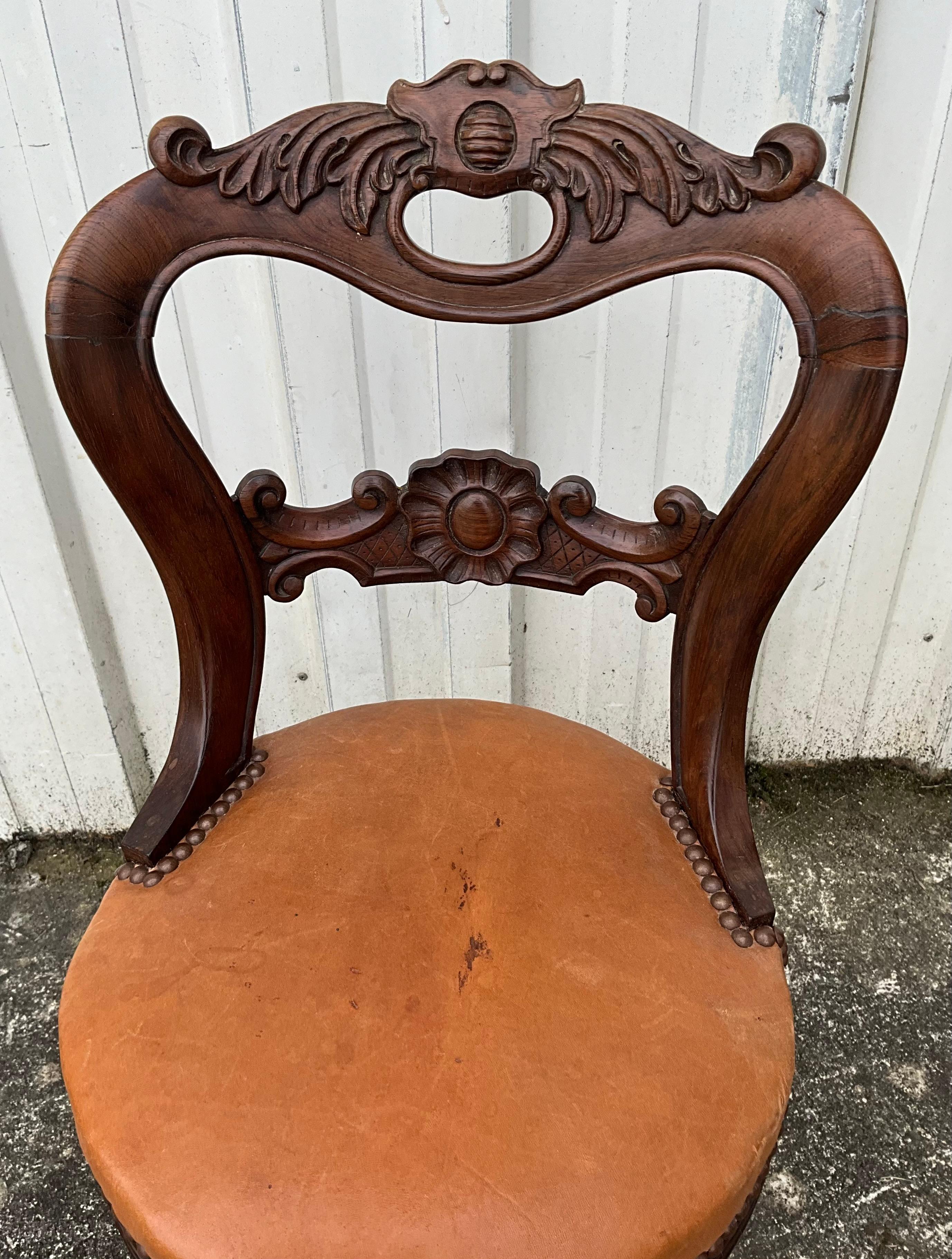Chaise de harpiste en noyer, milieu du 19e siècle

Découvrez cette exceptionnelle chaise de harpiste, chef-d'œuvre intemporel de l'artisanat français.

Réalisée en noyer massif par un artisan du Val de Loire, cette pièce allie robustesse et