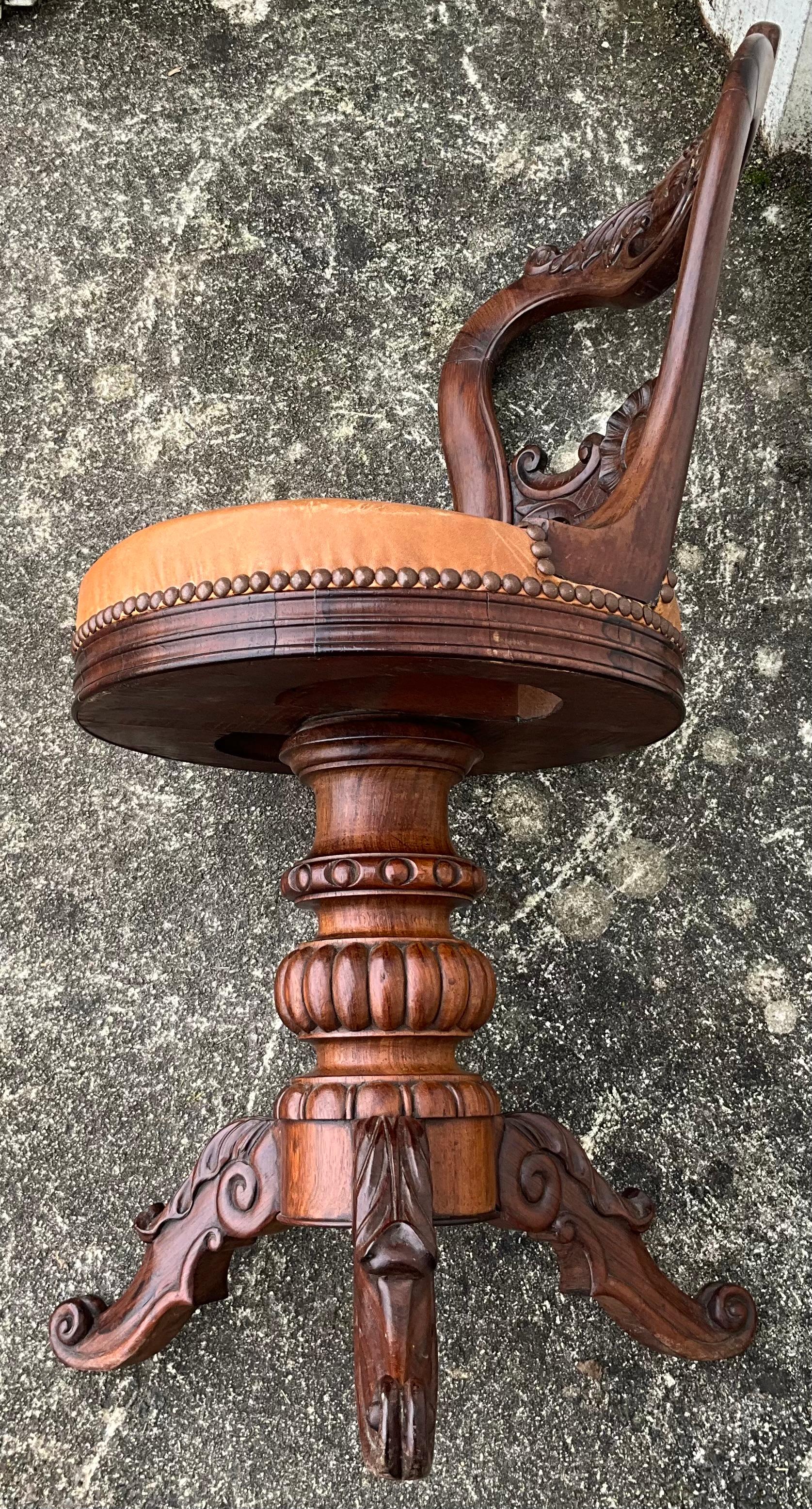 Noyer Chaise de harpiste en noyer, milieu du 19e siècle en vente
