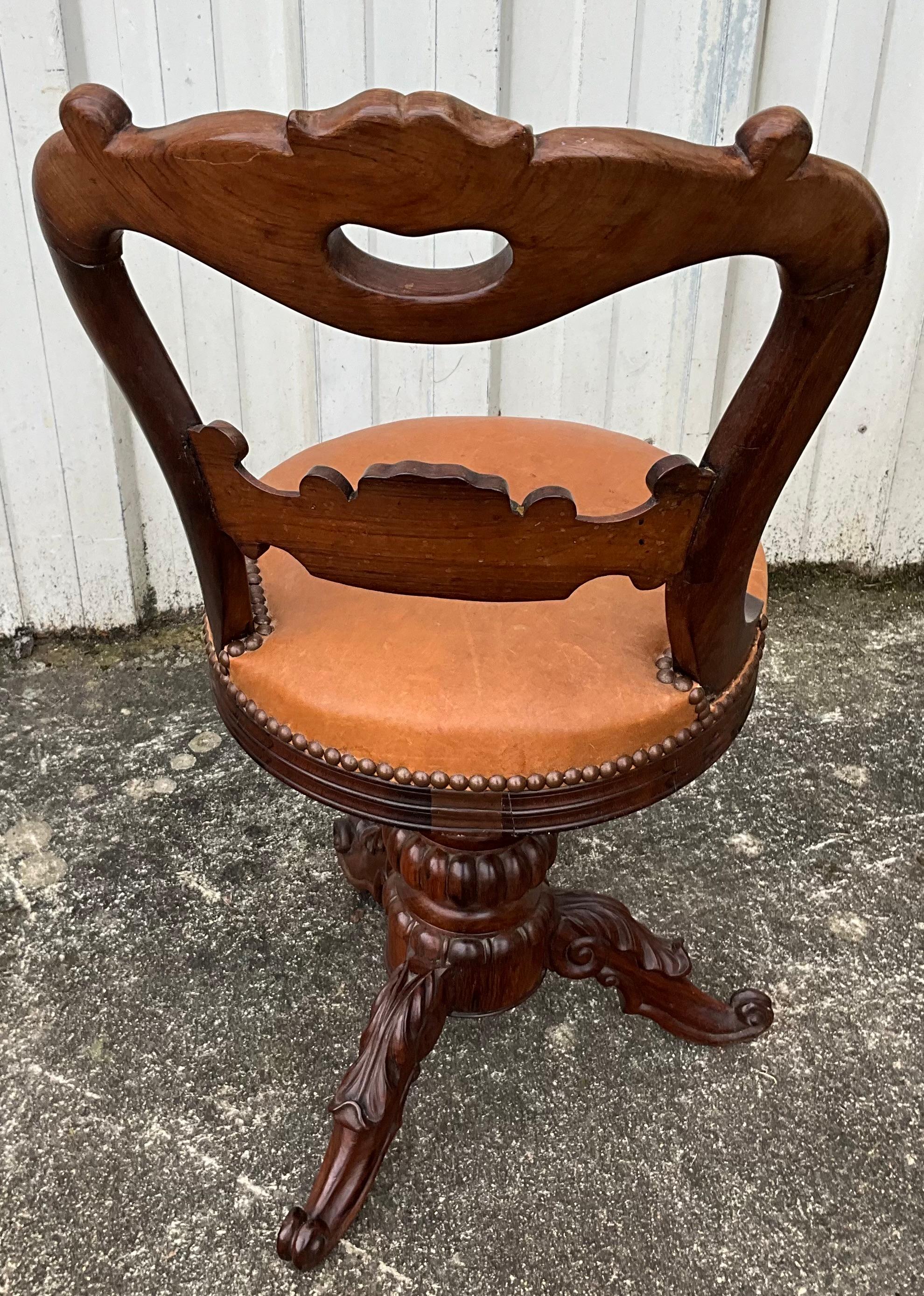 Chaise de harpiste en noyer, milieu du 19e siècle en vente 1