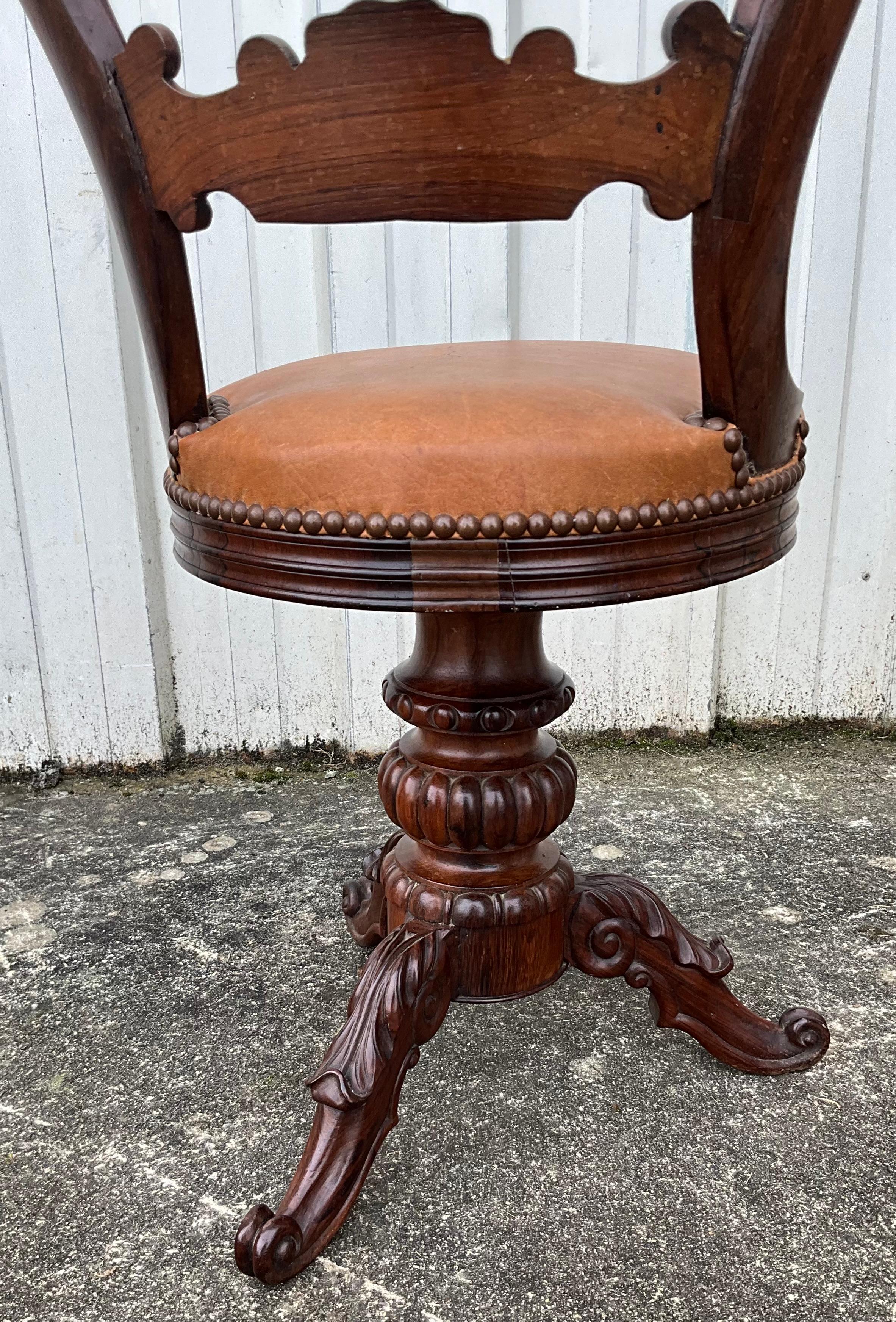 Chaise de harpiste en noyer, milieu du 19e siècle en vente 2