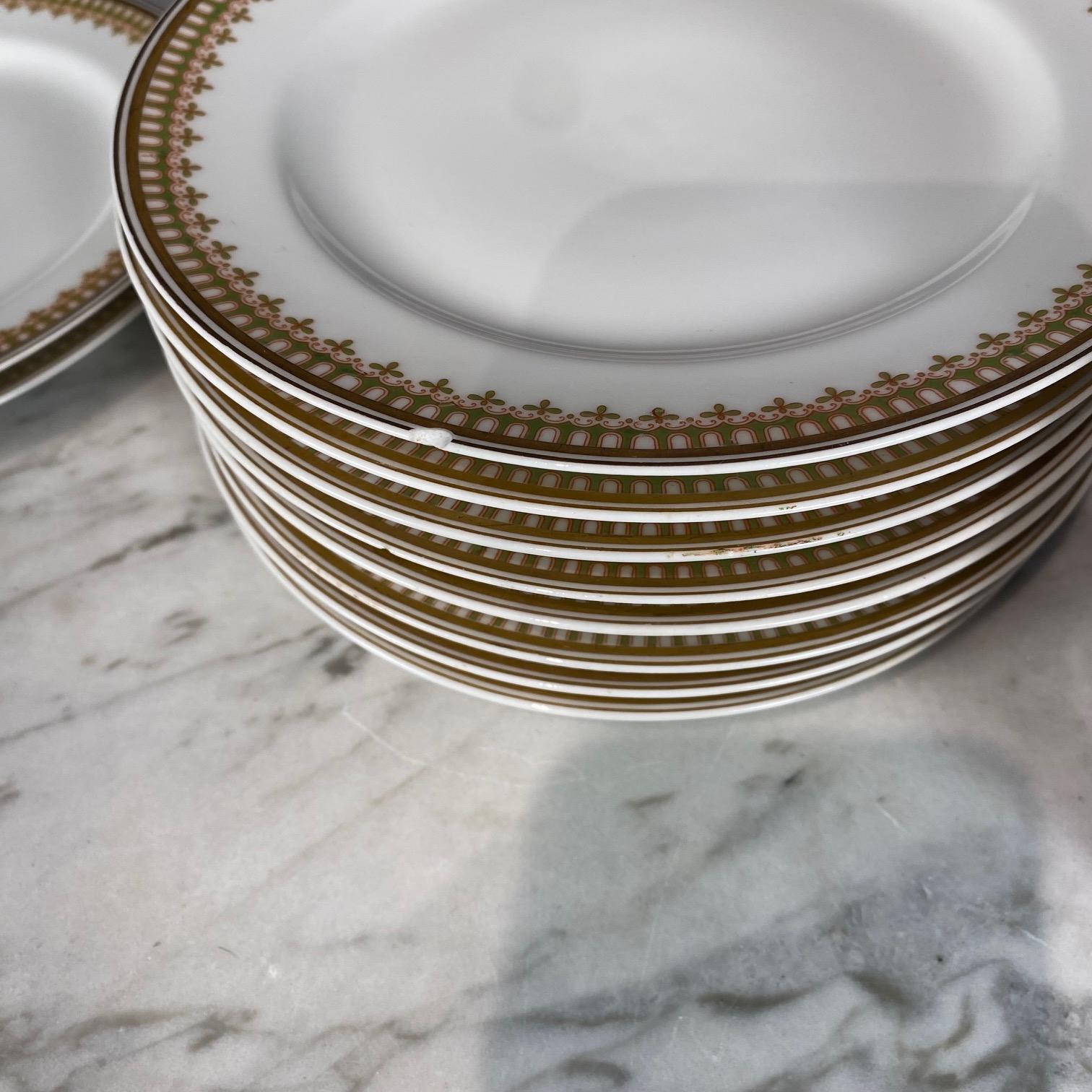 Elegantes französisches Porzellangeschirr von Haviland Limoges mit dem Muster Schleiger 279, weißem Hintergrund und goldfarbenem Rand. Haviland ist ein renommierter französischer Porzellanhersteller, der 1842 in Limoges gegründet wurde. Die