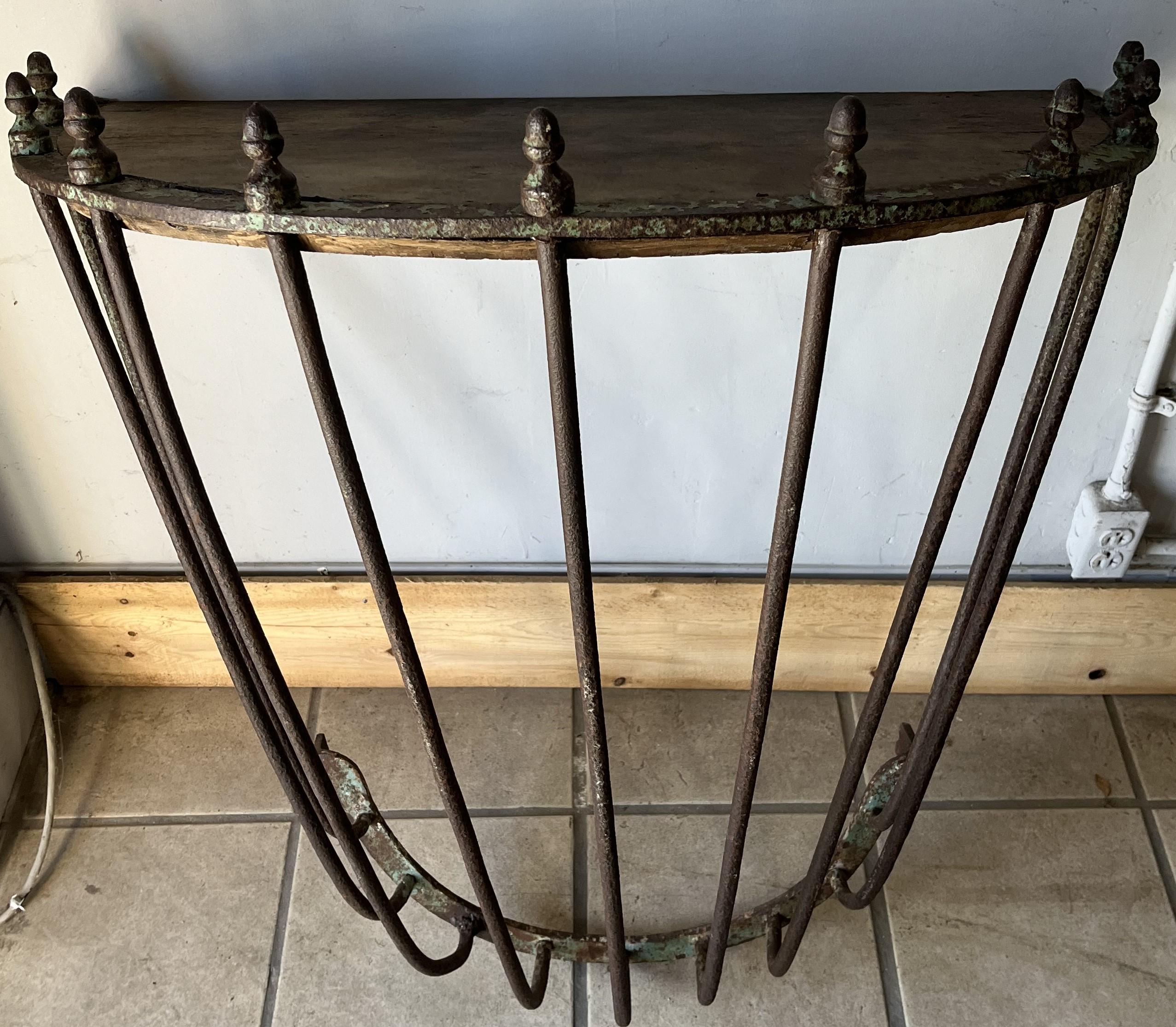 Mangeoire à foin française Console Demi Lune Bon état - En vente à Round Top, TX