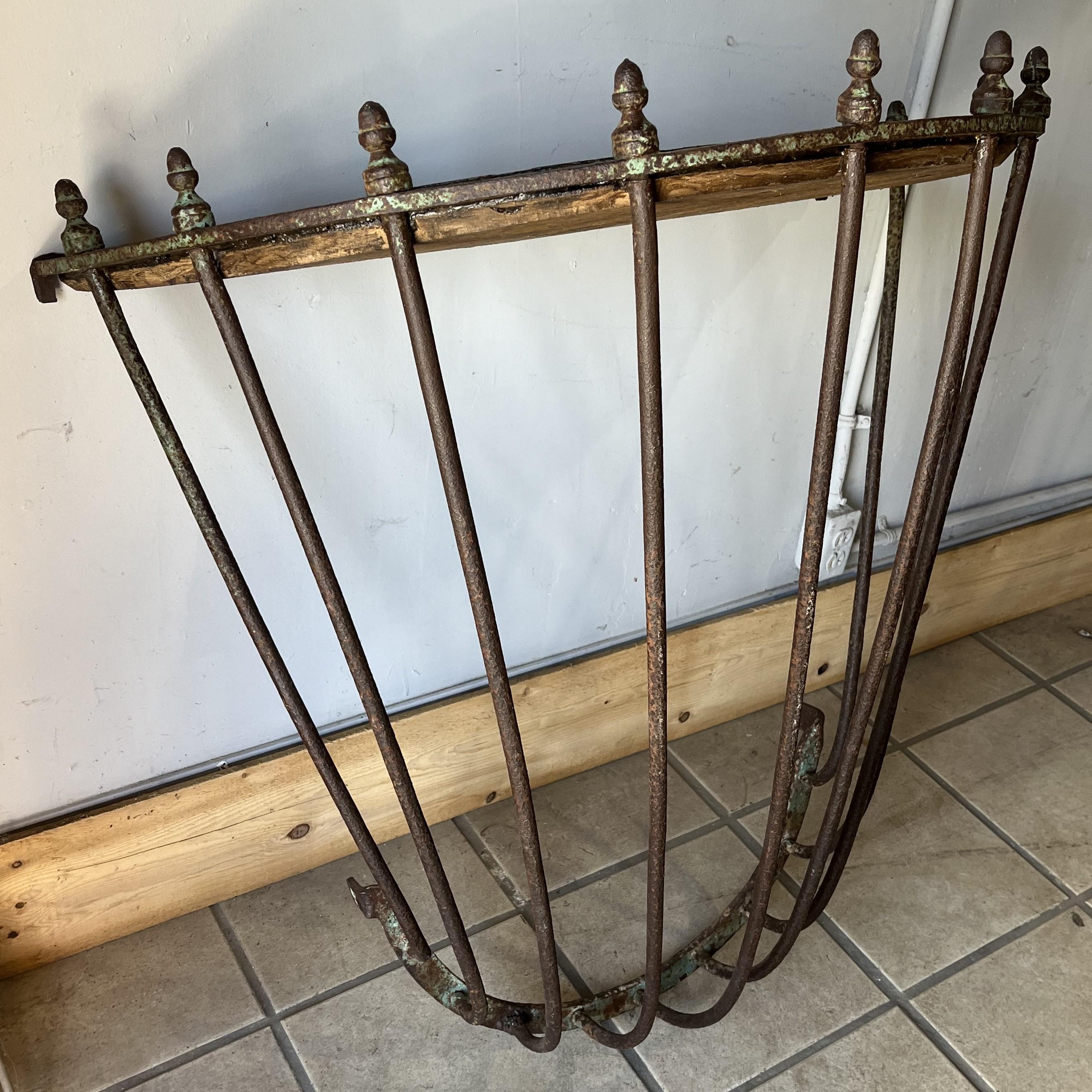 XIXe siècle Mangeoire à foin française Console Demi Lune en vente