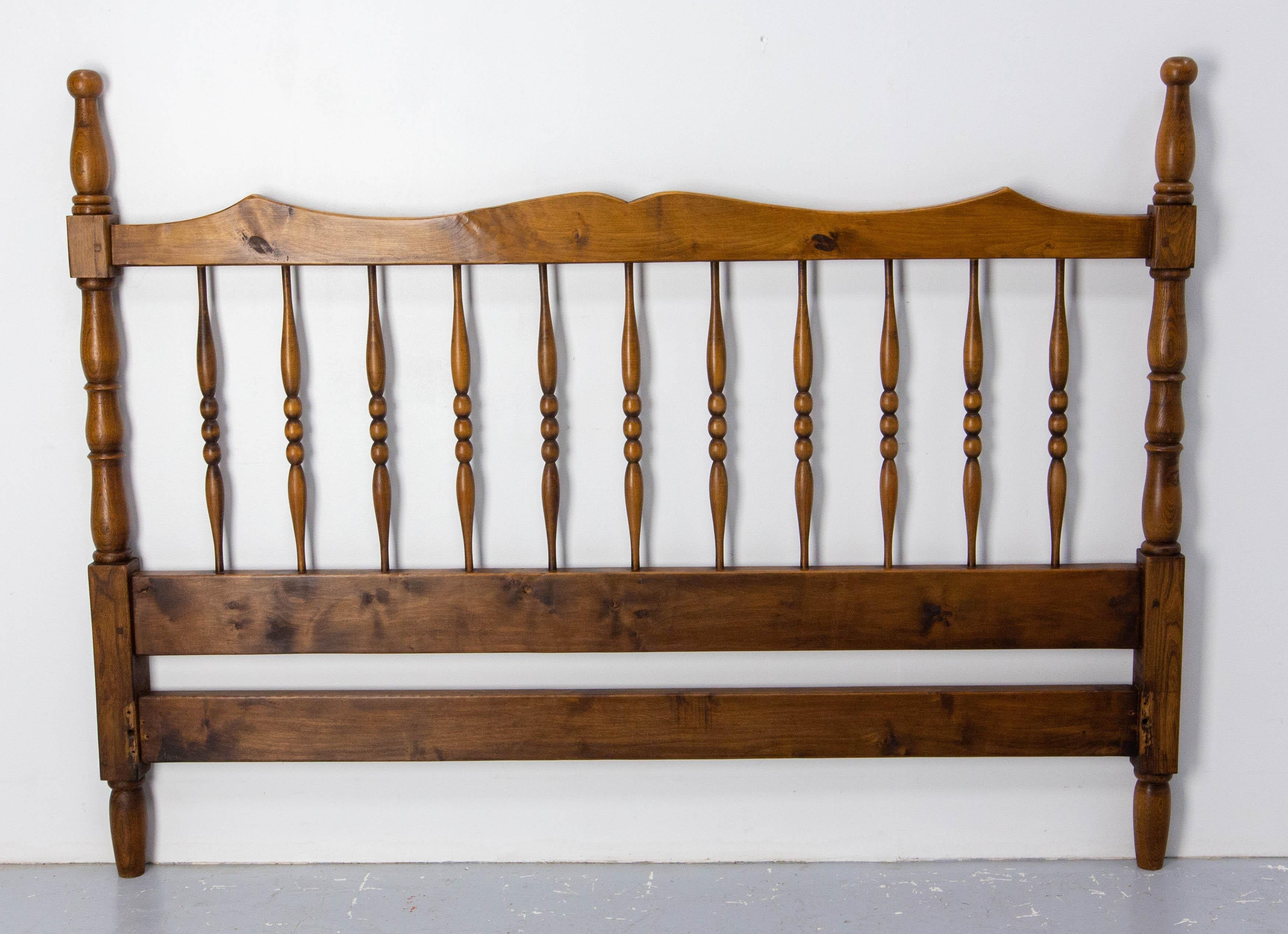 Pine head board with bars 1960
French, mid-century
Good vintage condition with minor signs of use

Shipping:
L154 P 6 H 115 cm 12 kg.





