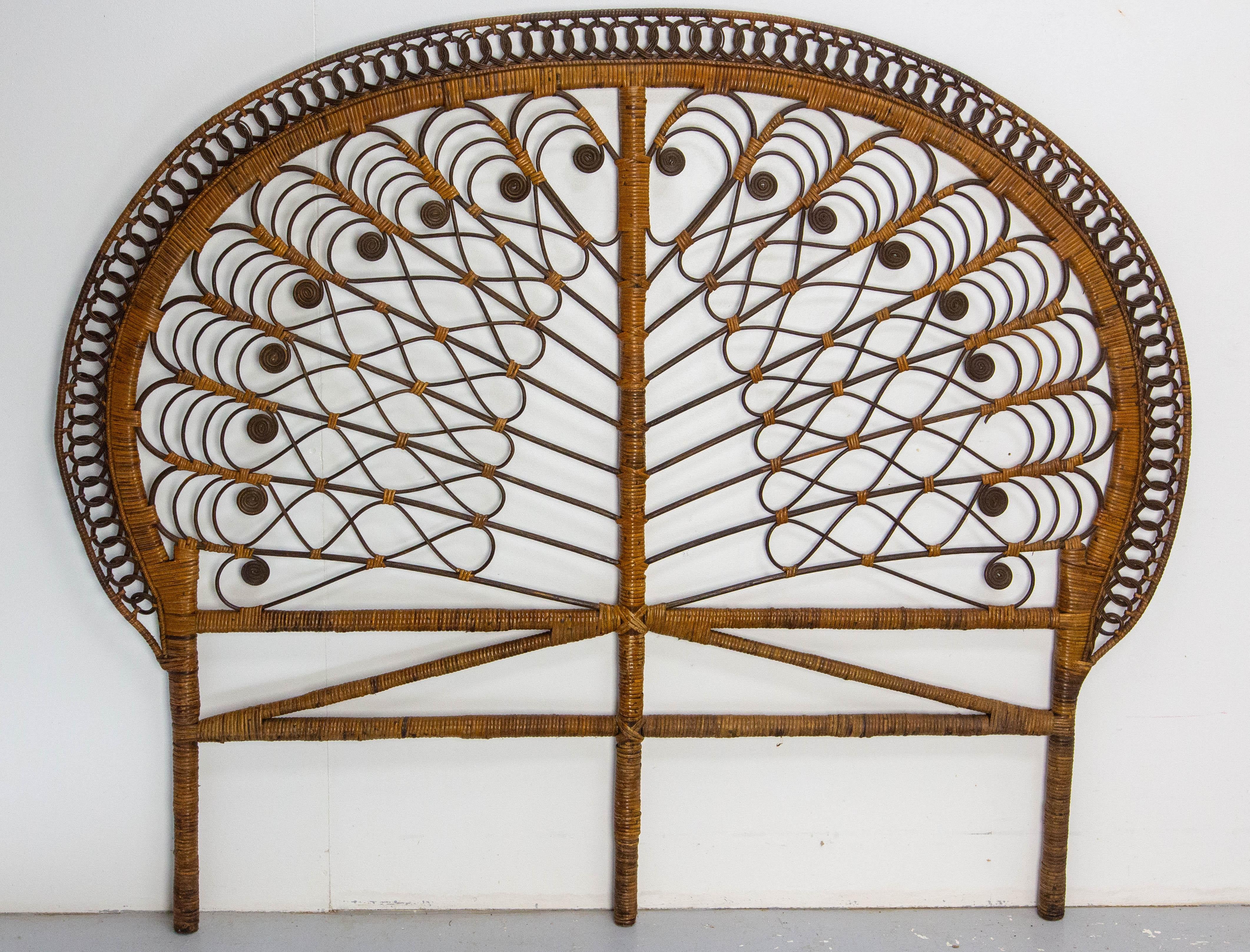 Tête de lit en rotin et osier bicolore réalisée vers 1970. Français, milieu du siècle.
Il manque un petit morceau sur le côté droit de la tête de lit.
Une réparation discrète et solide a été effectuée (voir les deux dernières photos).
Largeur de la