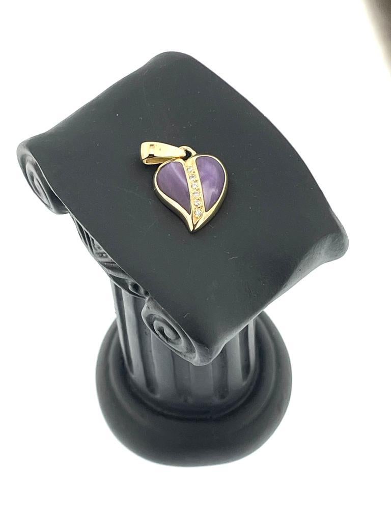 French Heart Pendant Yellow Gold Diamonds and Violet Cabochon Scapolite In Good Condition For Sale In Esch-Sur-Alzette, LU