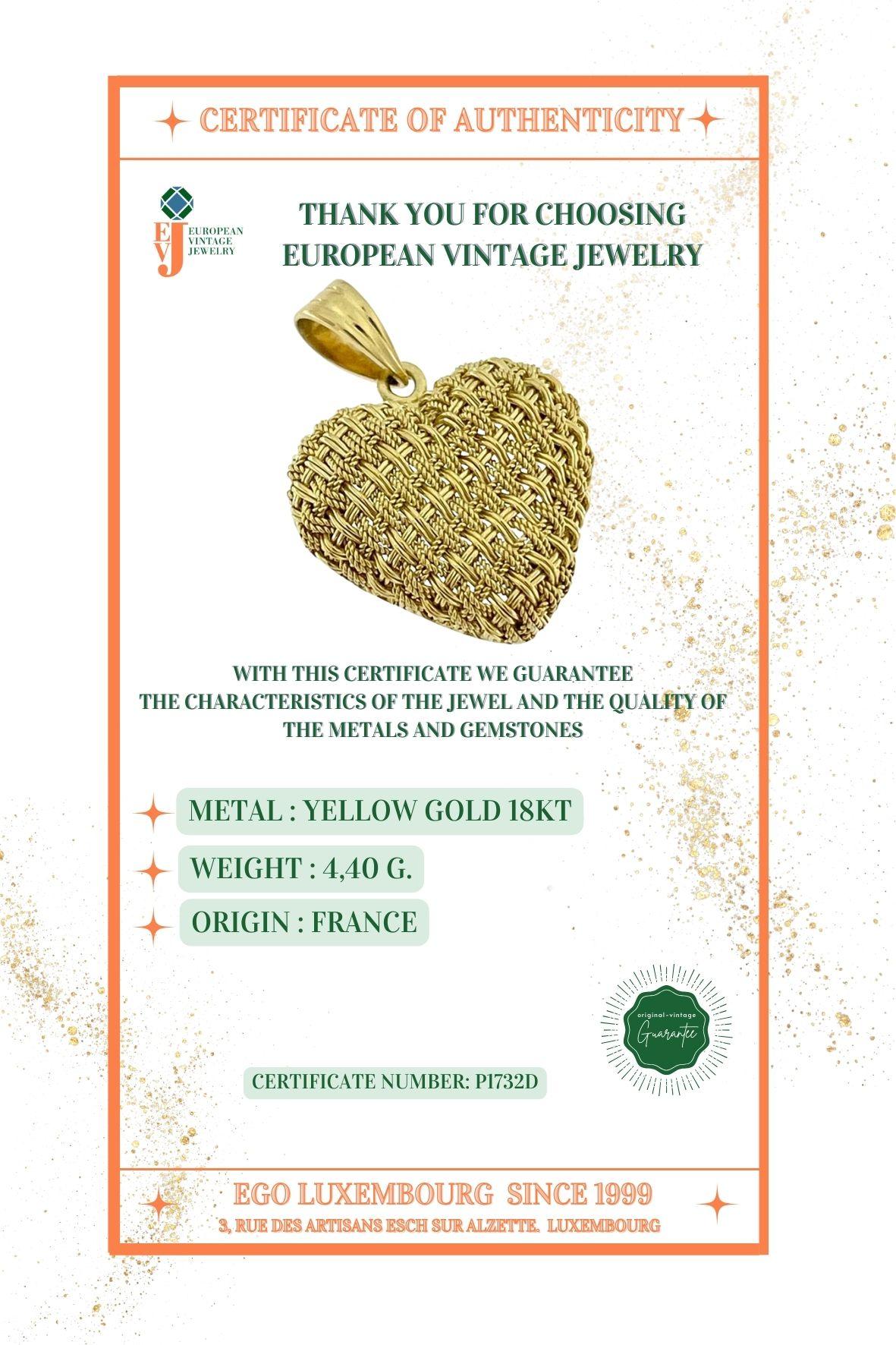 French Heart Pendant Yellow Gold Filigree For Sale 2