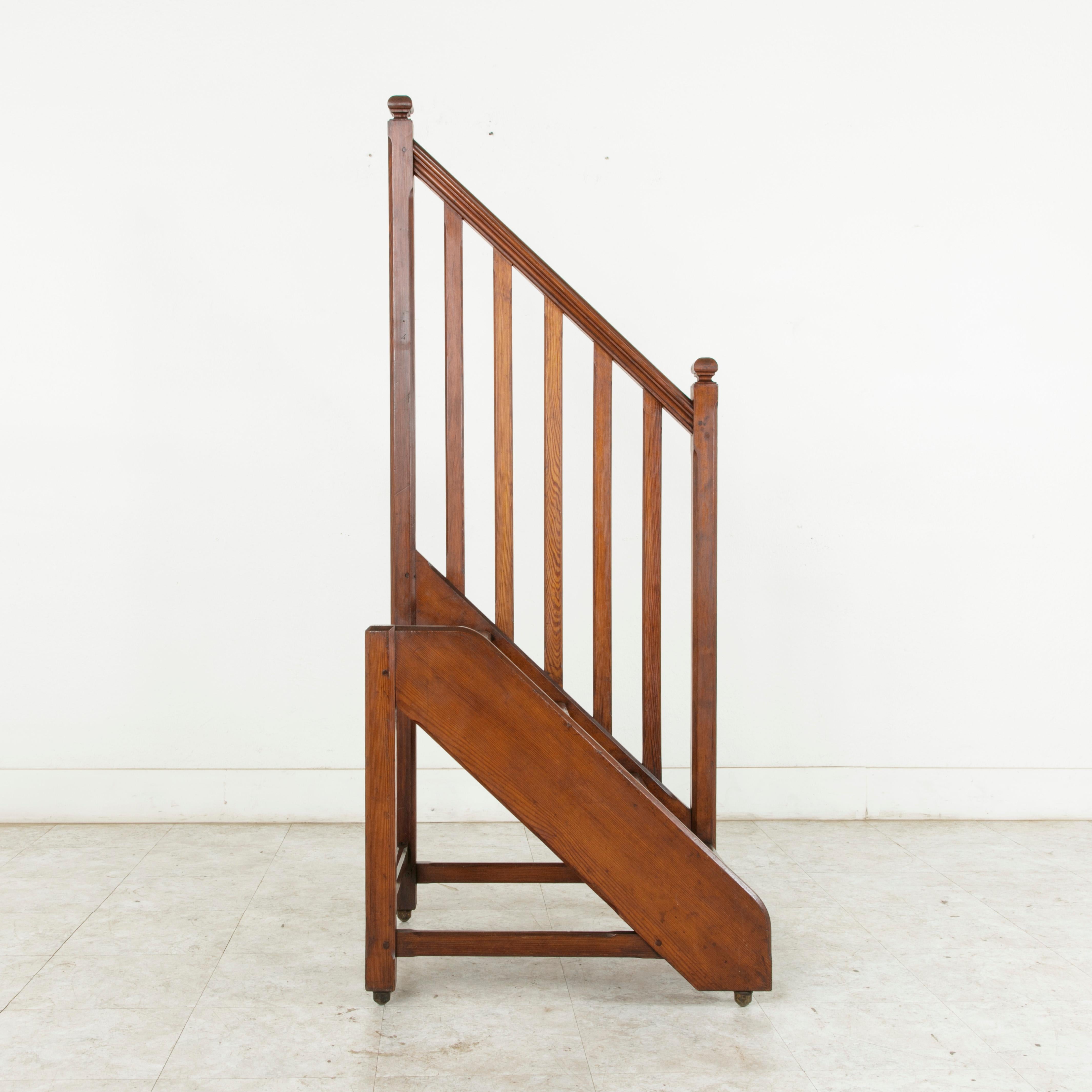 French Heart Pine Library Steps or Ladder on Castors with Hand Rail, circa 1900 In Good Condition In Fayetteville, AR