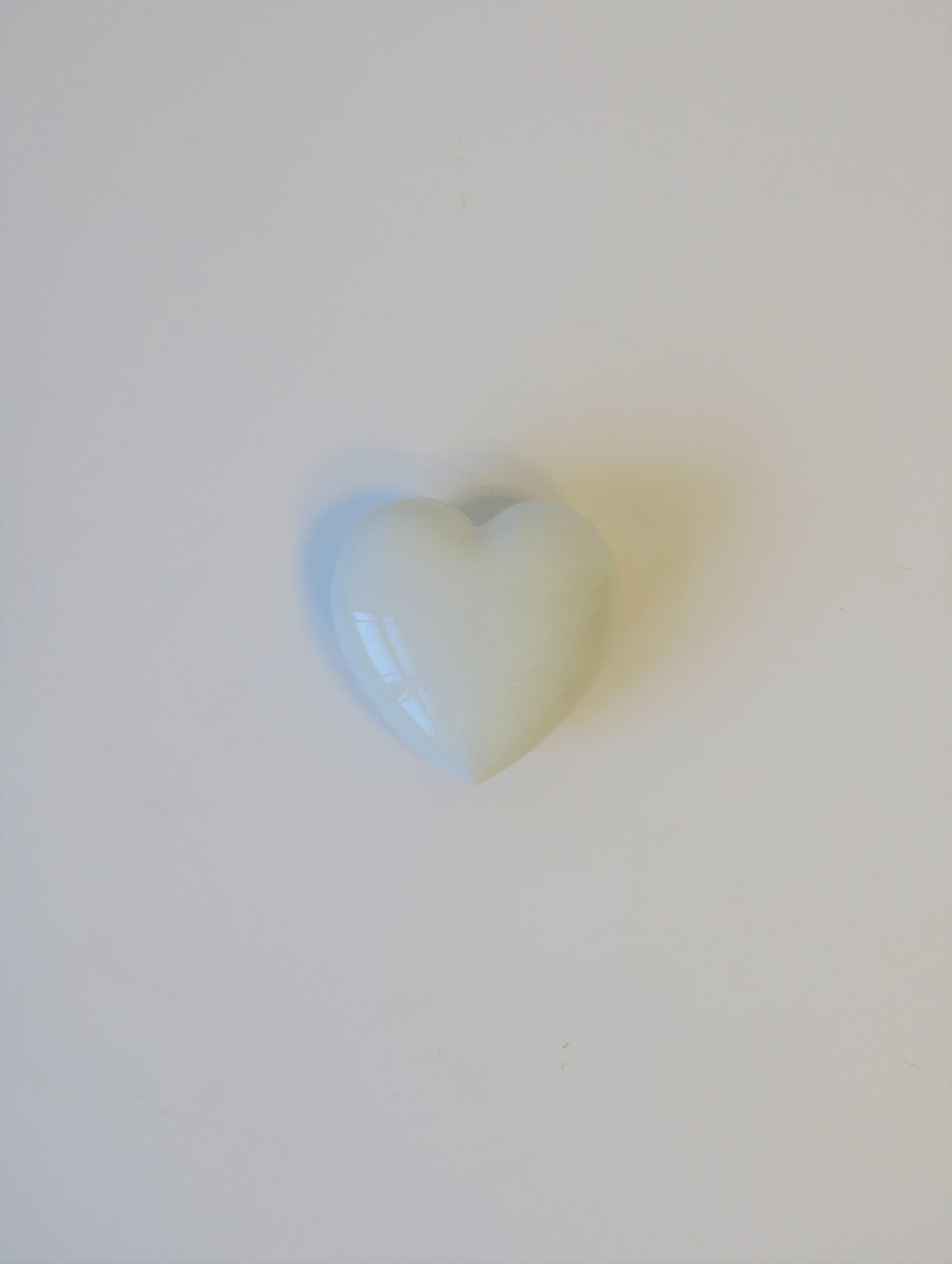 A French white porcelain heart jewelry box. Marked on bottom, 'France', Limoges'. Box is great for a vanity, nightstand, desk, etc. 

Piece measures: 1.75