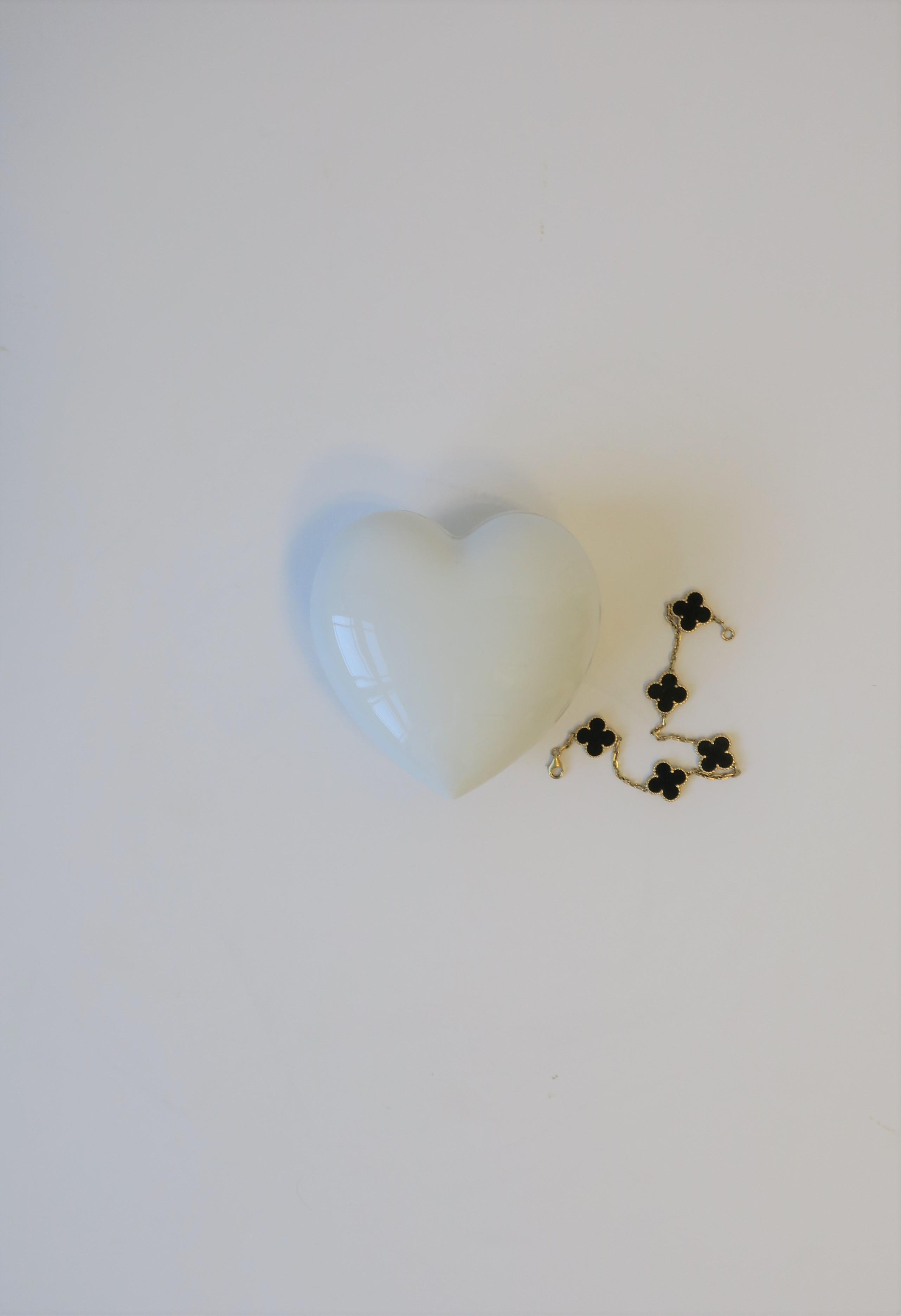 French Heart White Porcelain Jewelry Box In Good Condition In New York, NY