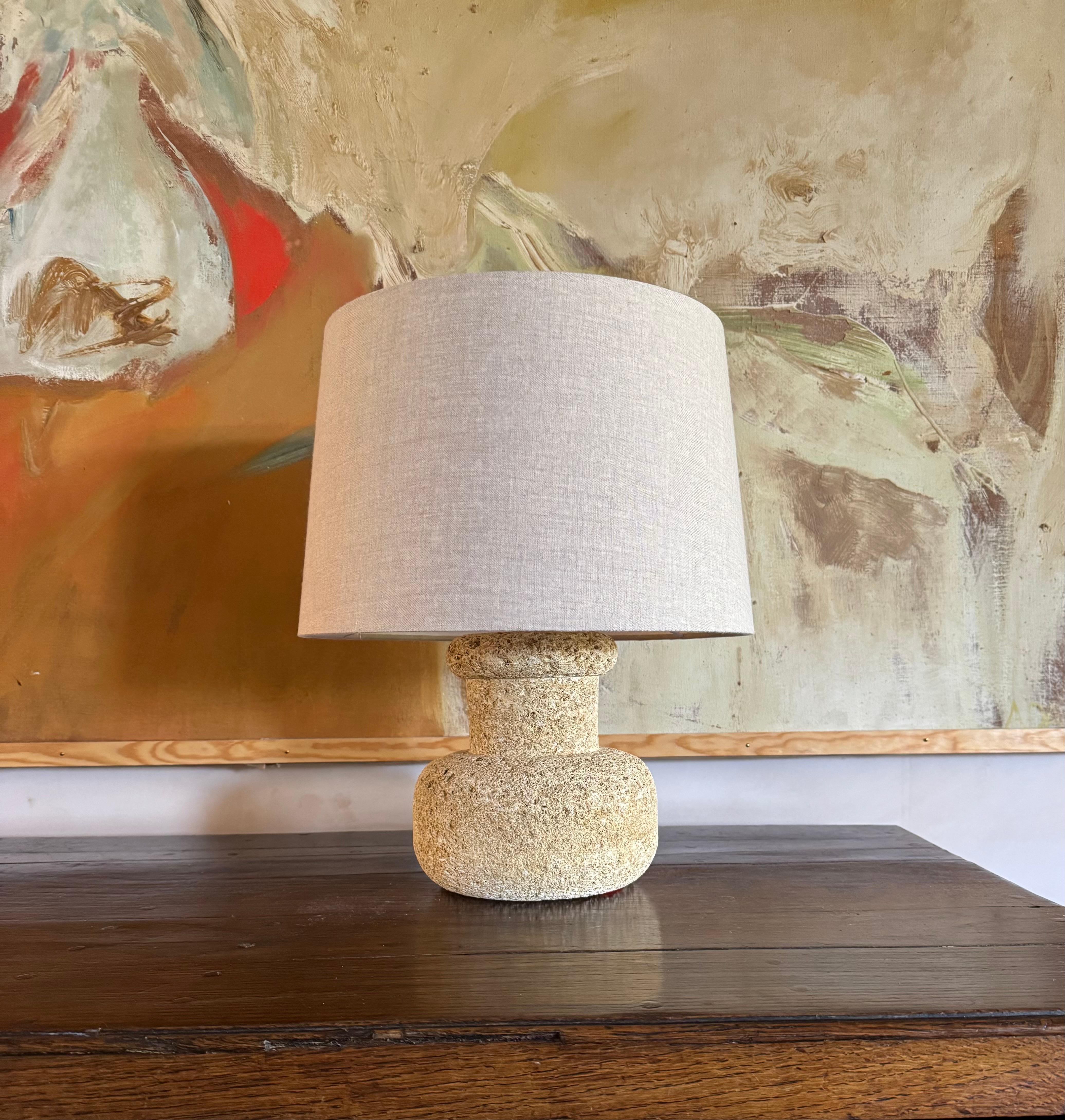 Une lourde lampe française sculptée dans la pierre à la manière d'Albert Tormos.