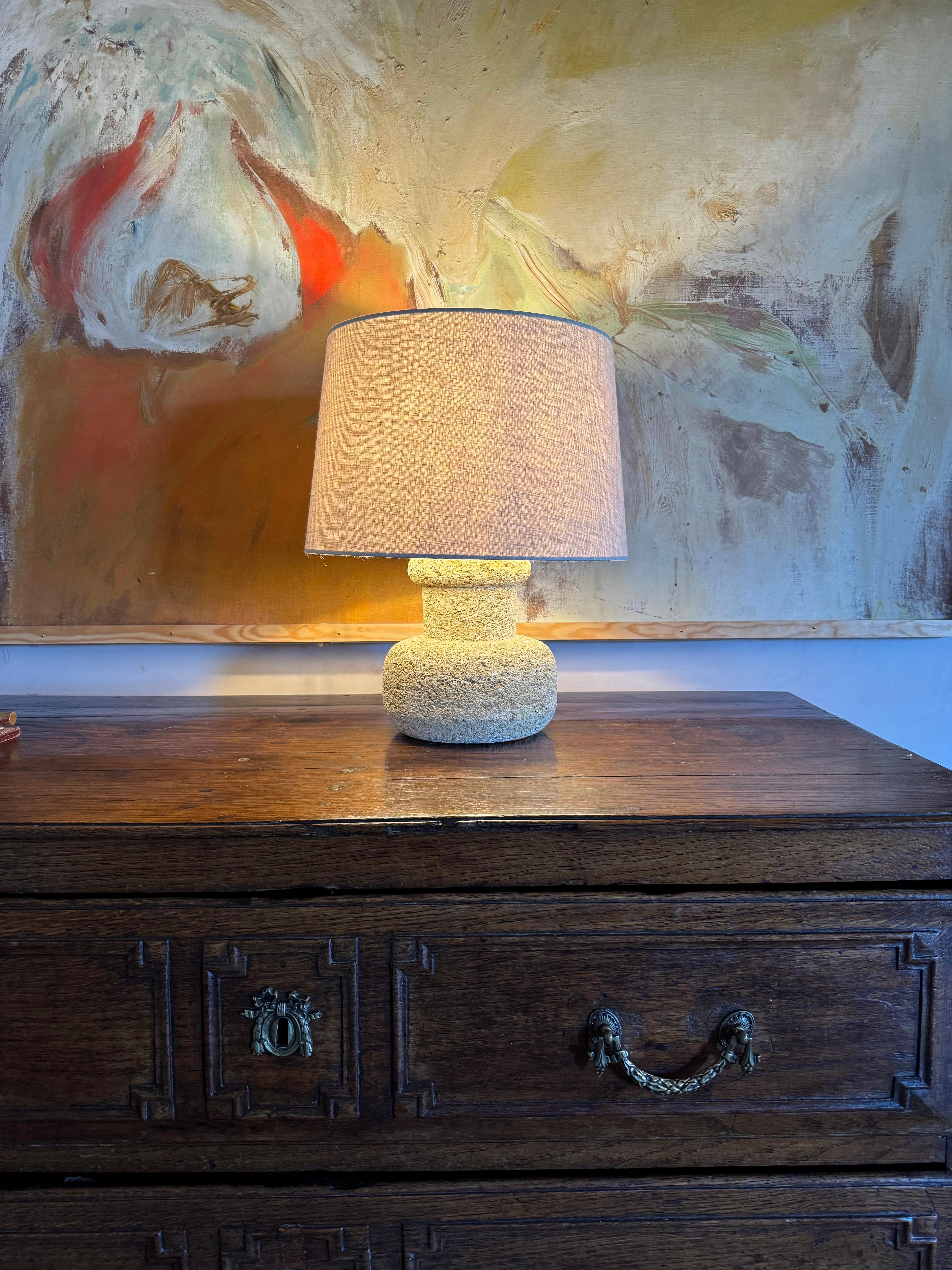 Mid-Century Modern Lampe française en pierre sculptée. C.I.C. en vente