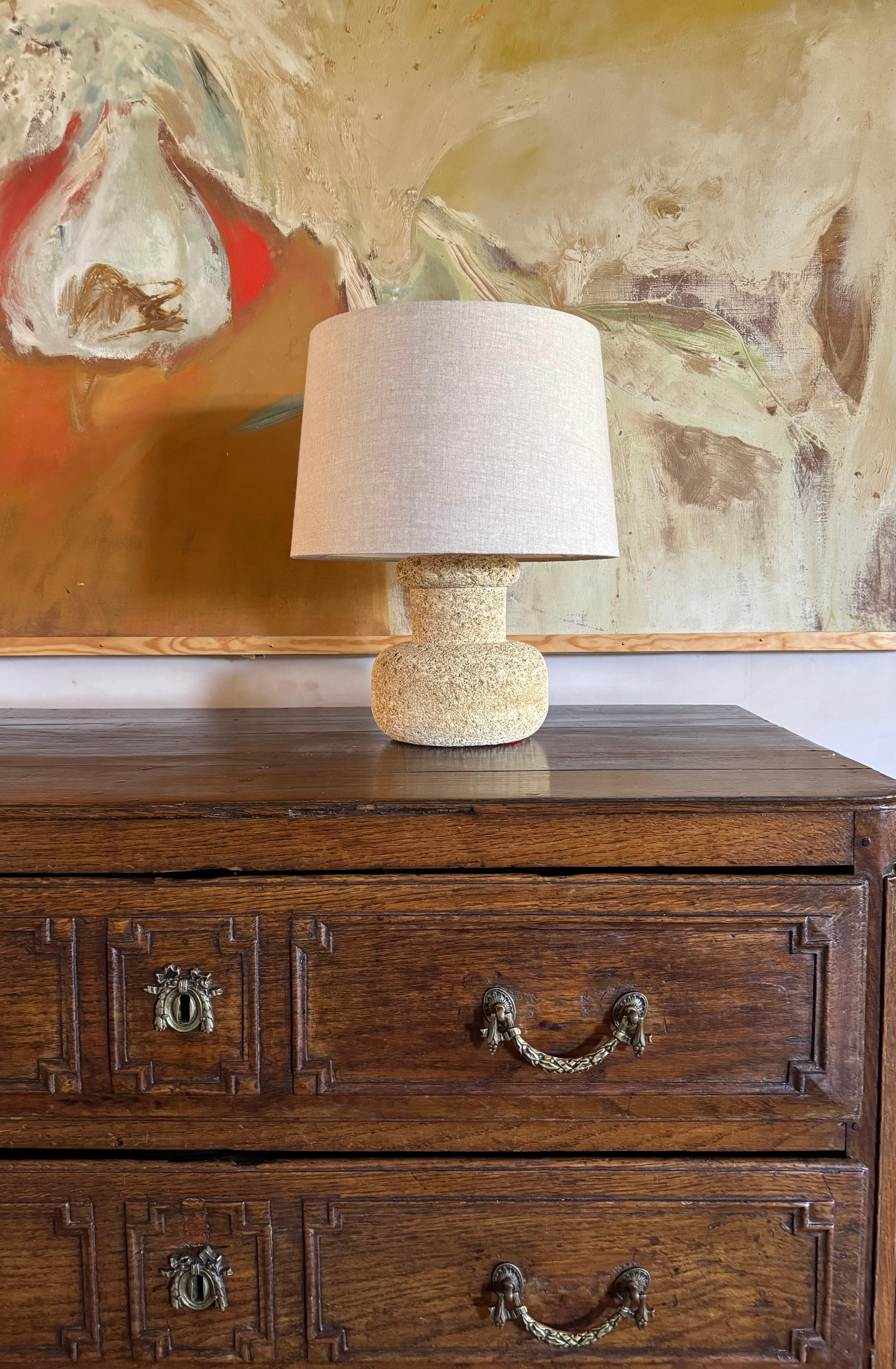 Français Lampe française en pierre sculptée. C.I.C. en vente