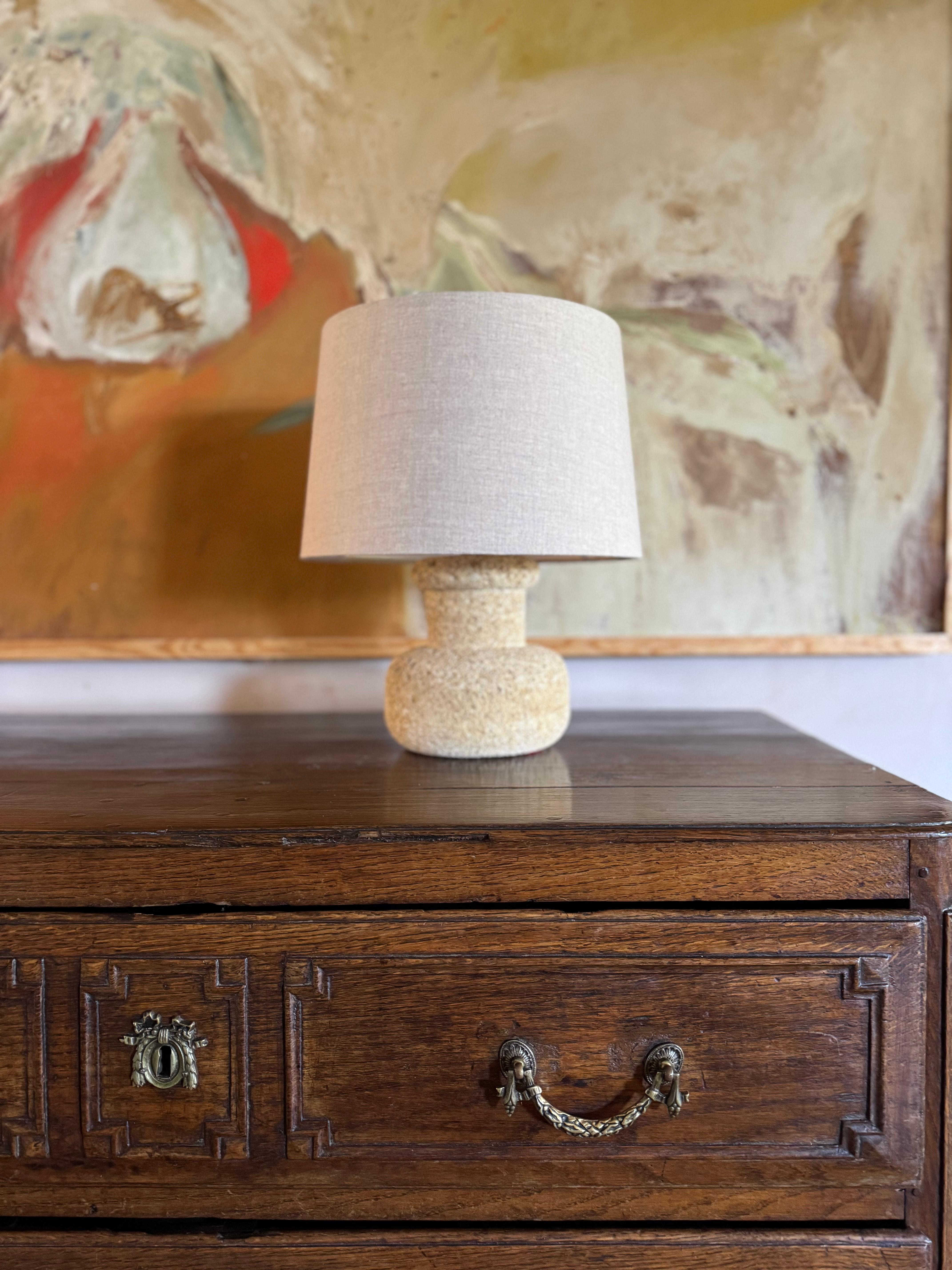 Sculpté Lampe française en pierre sculptée. C.I.C. en vente