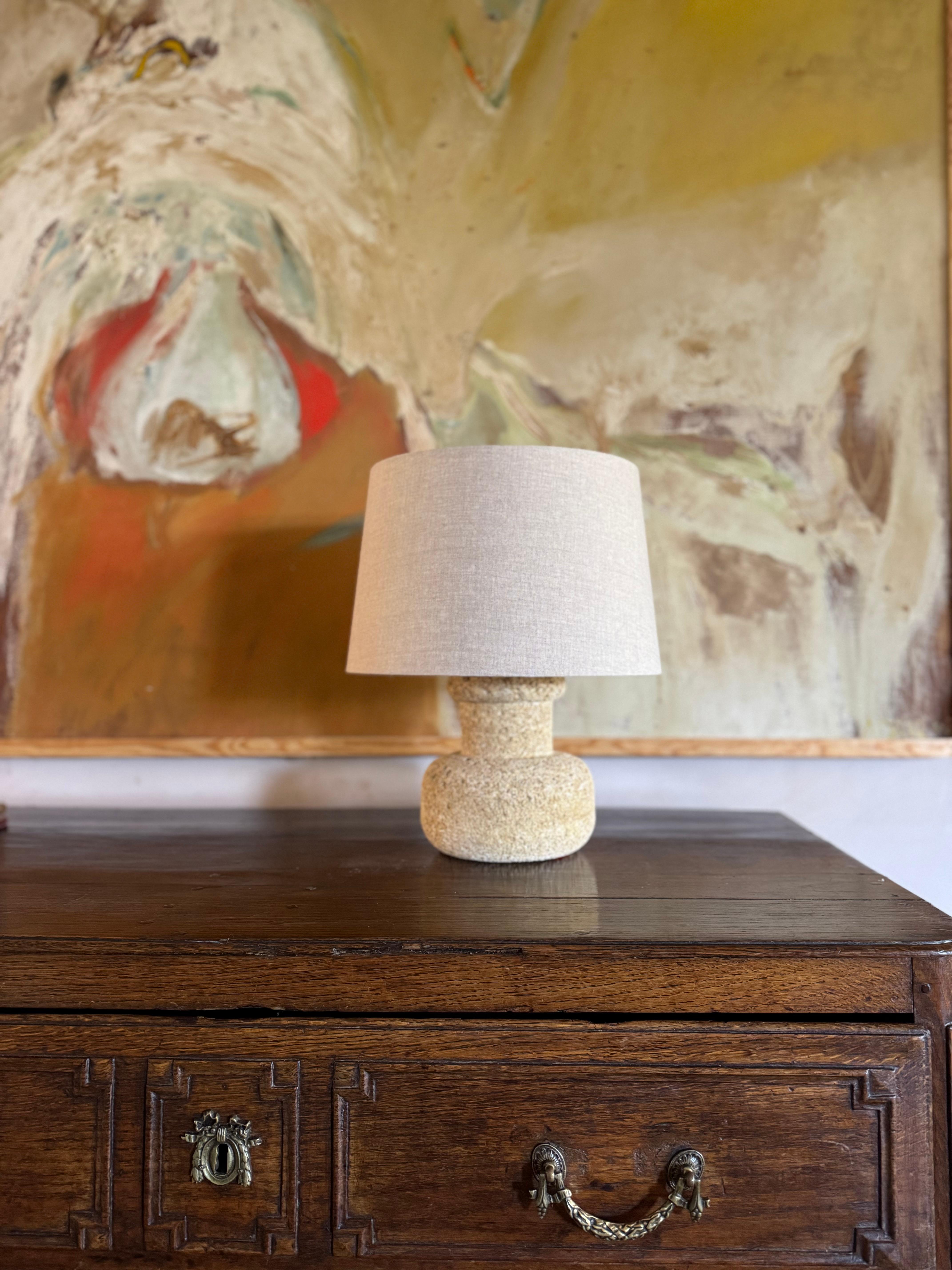 Lampe française en pierre sculptée. C.I.C. Bon état - En vente à London, GB