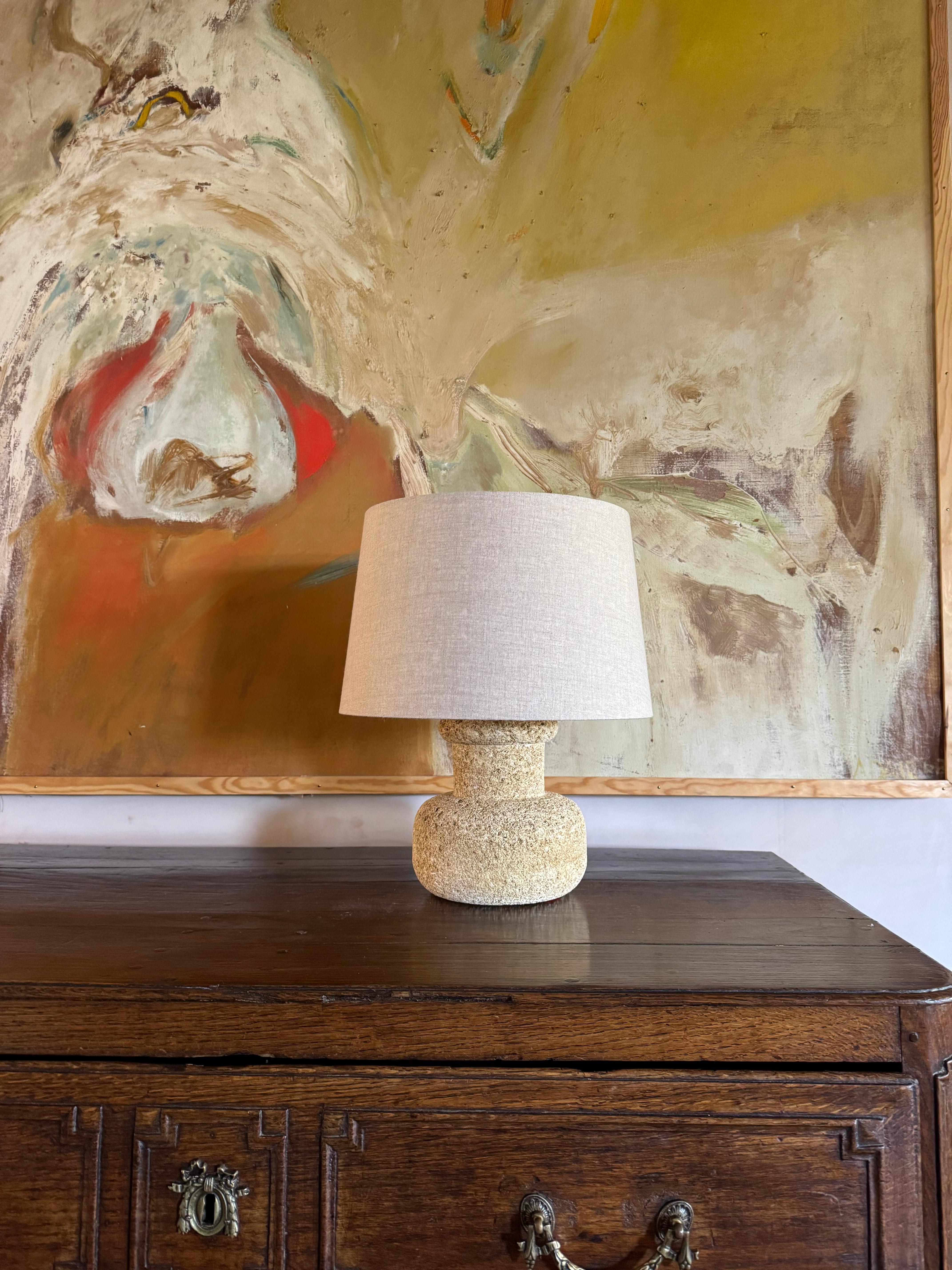 20ième siècle Lampe française en pierre sculptée. C.I.C. en vente