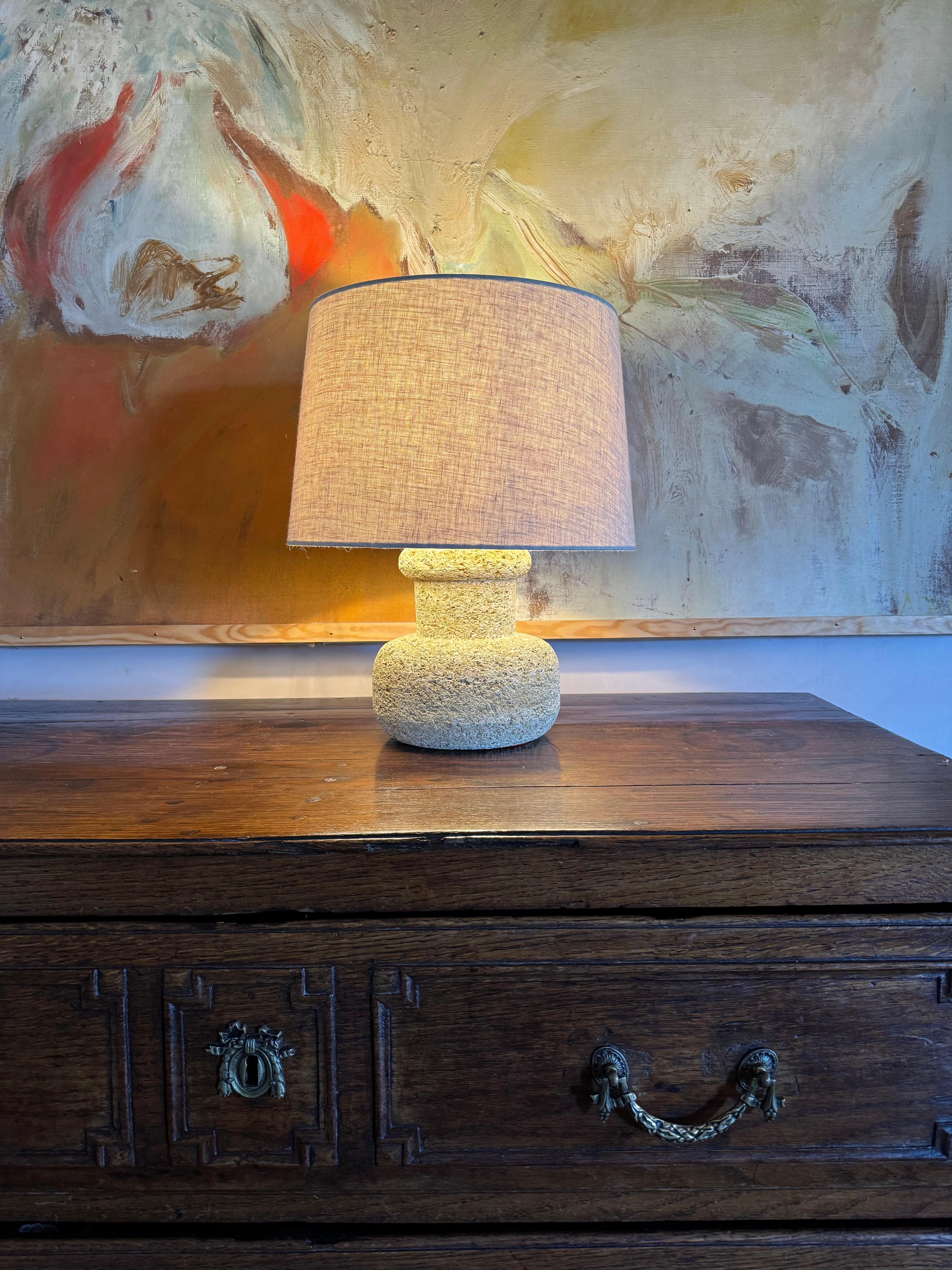 Grès Lampe française en pierre sculptée. C.I.C. en vente