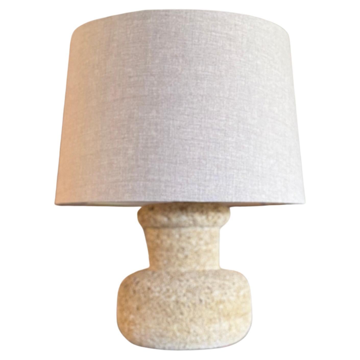 Lampe française en pierre sculptée. C.I.C. en vente
