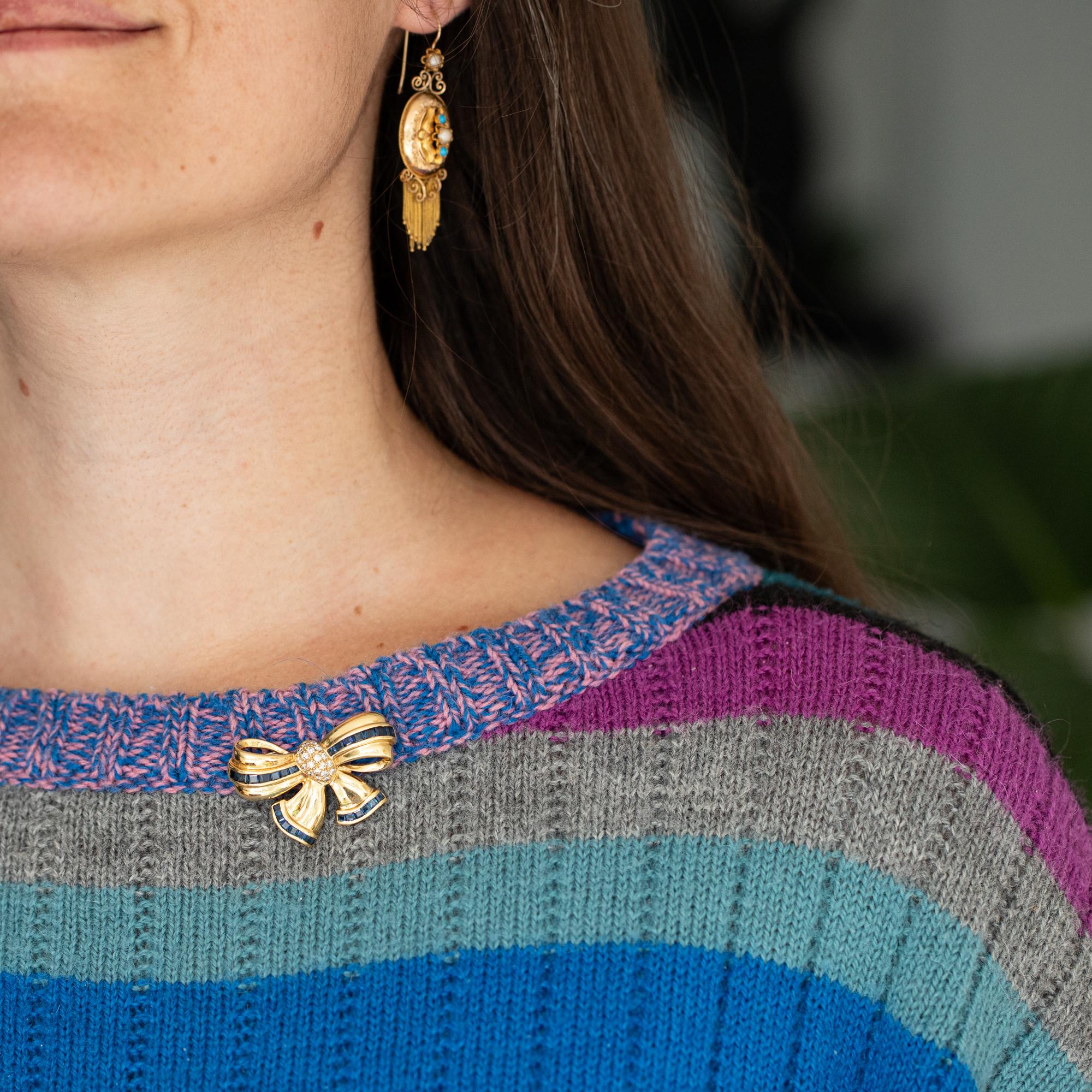 We are happy to introduce you to this lovely work of art from the 1980's. This collar brooch is crafted 18 K solid gold and depicts a lovely flowing ribbon forming a marvellous bow. In the center of this beauty, we find nineteen brilliant cut