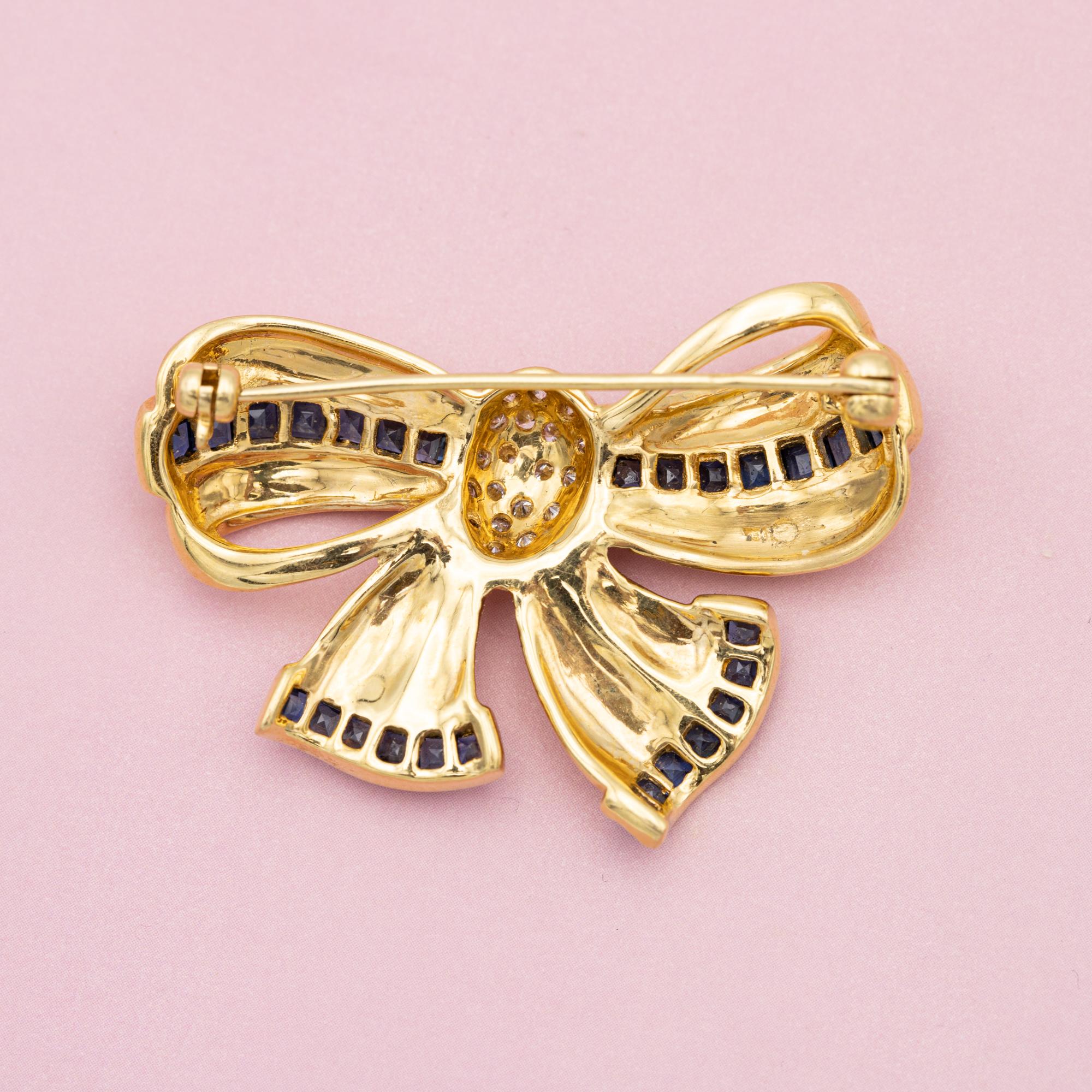 French Heavy solid gold 18k bow Brooch - sapphire collar pin, authentic diamonds In Good Condition In Antwerp, BE
