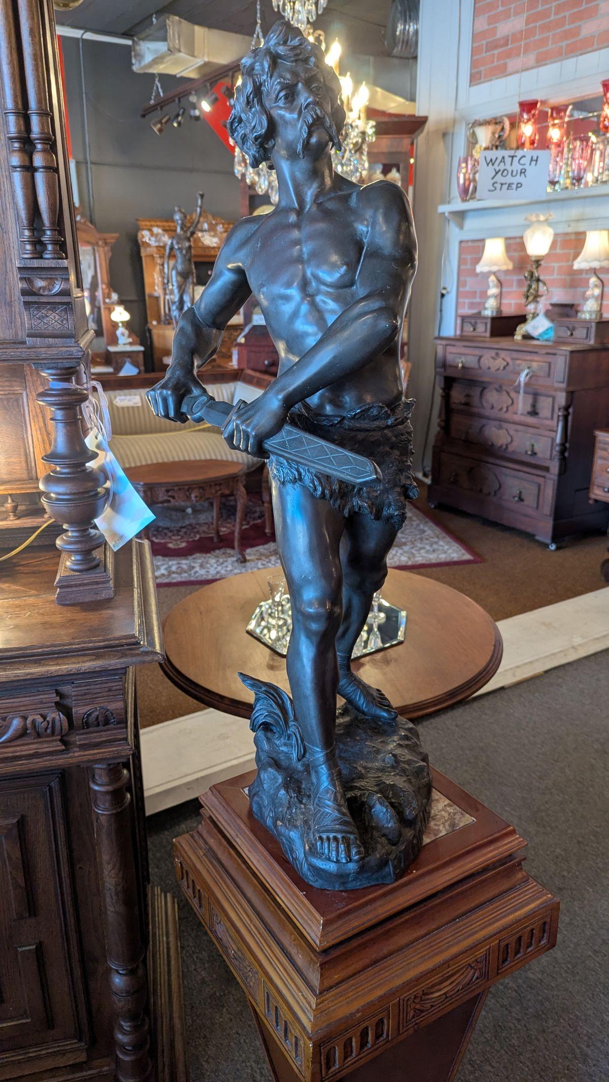 Fabuloso bronce francés de Henri Fugere, Pro Aris Et Focis,  Sussee Freres y Houdebine Co. 1872-1944 con un guerrero galo con taparrabos y sandalias,  desenvainando una espada. Incluye una bonita columna de madera. El bronce mide 12x16x33